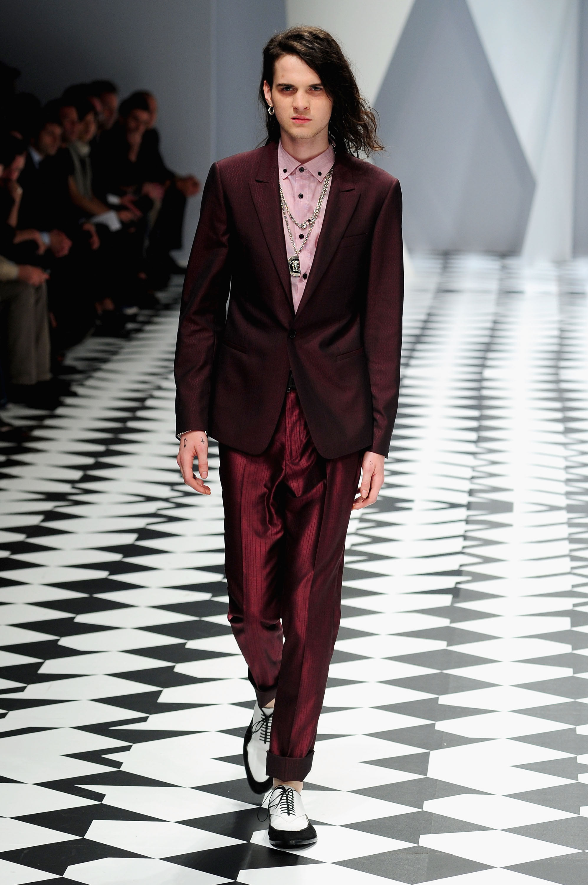 Jethro Lazenby Cave défile lors du défilé Versace Milan Menswear Printemps/Été 2011, le 19 juin 2010, en Italie. | Source : Getty Images
