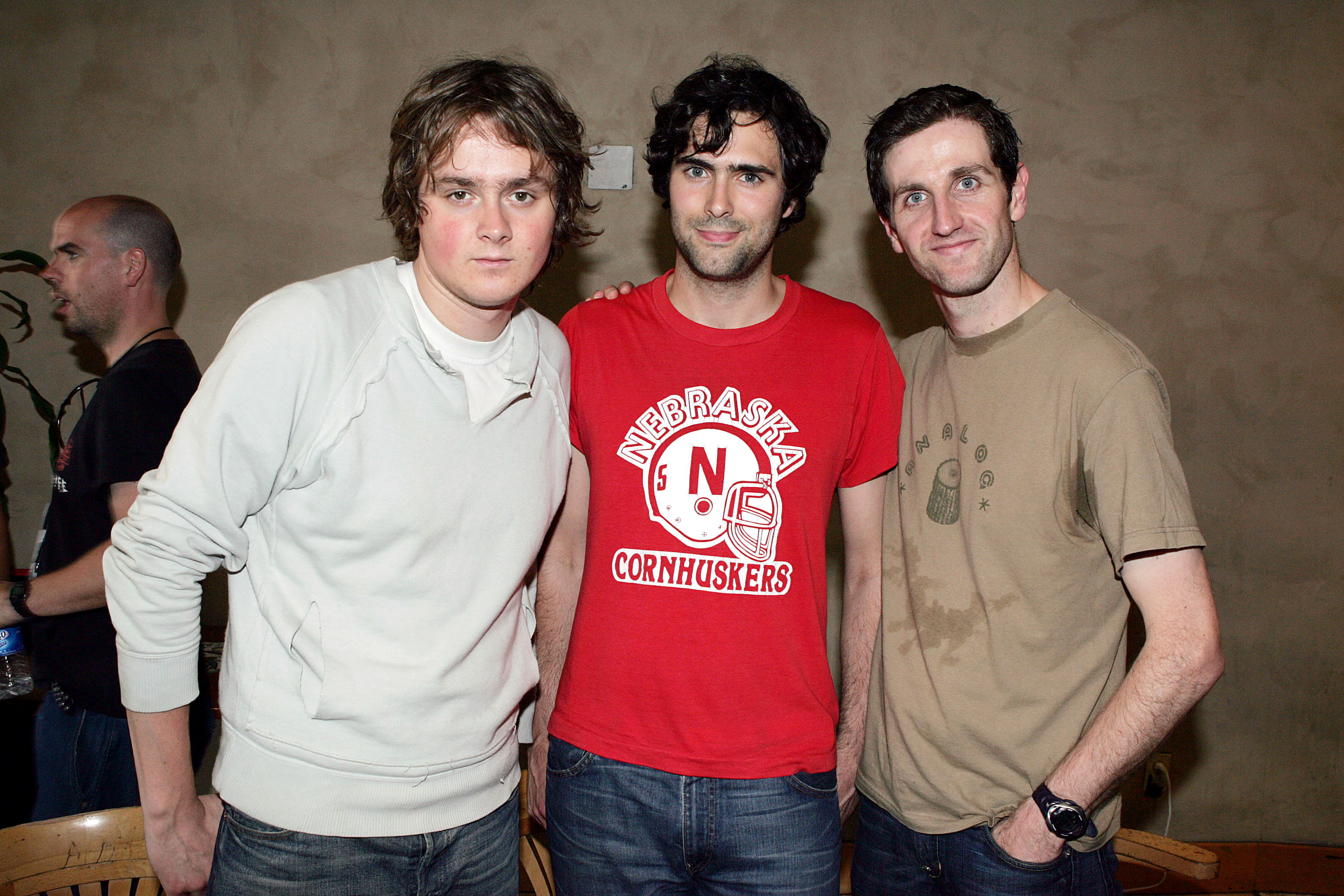 Tom Chaplin, Tim Rice-Oxley et Richard Hughes de Keane posent pour une photo après un concert au Virgin MegaStore le 24 juin 2004 à New York. | Source : Getty Images