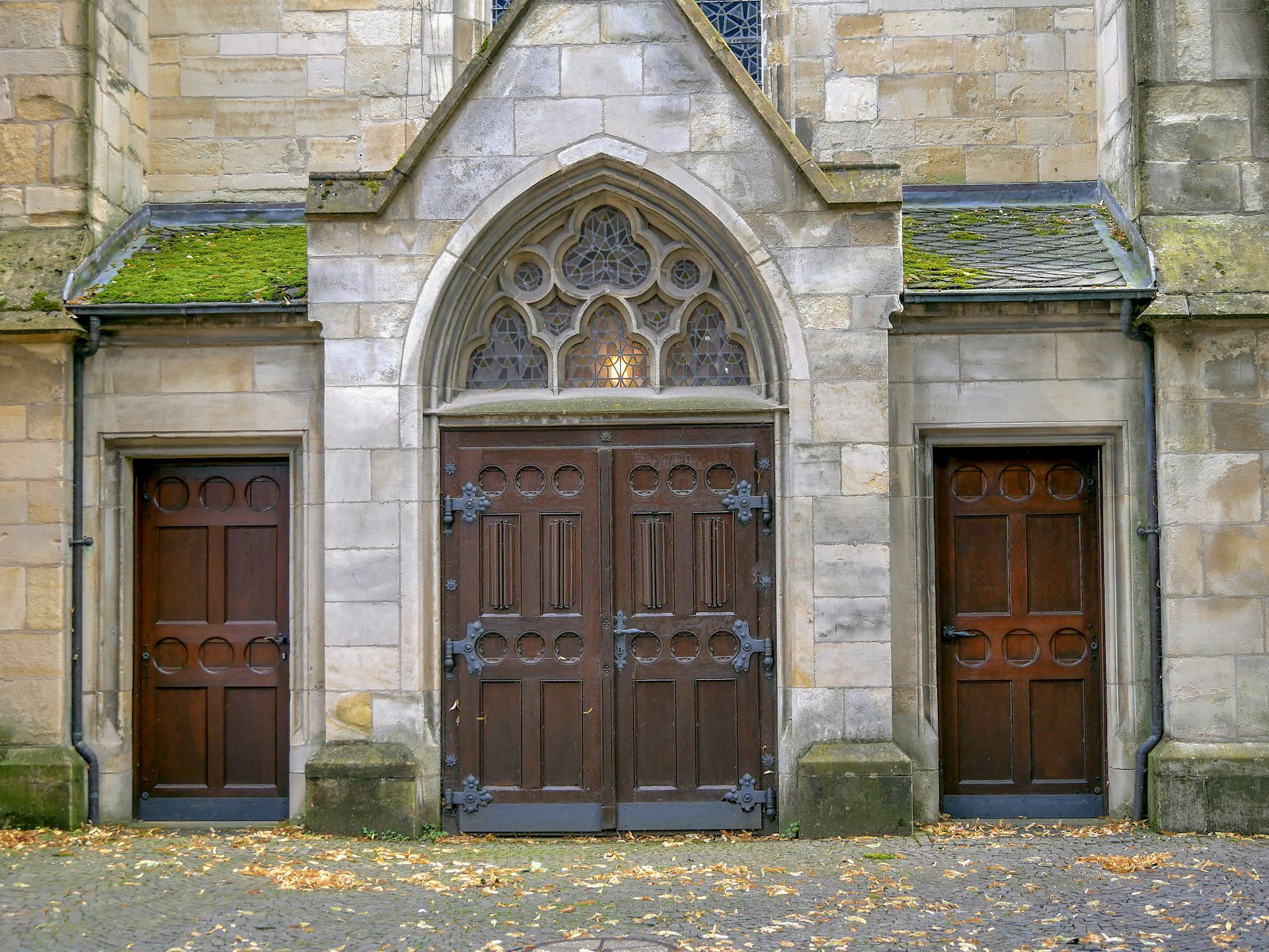 L'entrée d'une église | Source : Unsplash