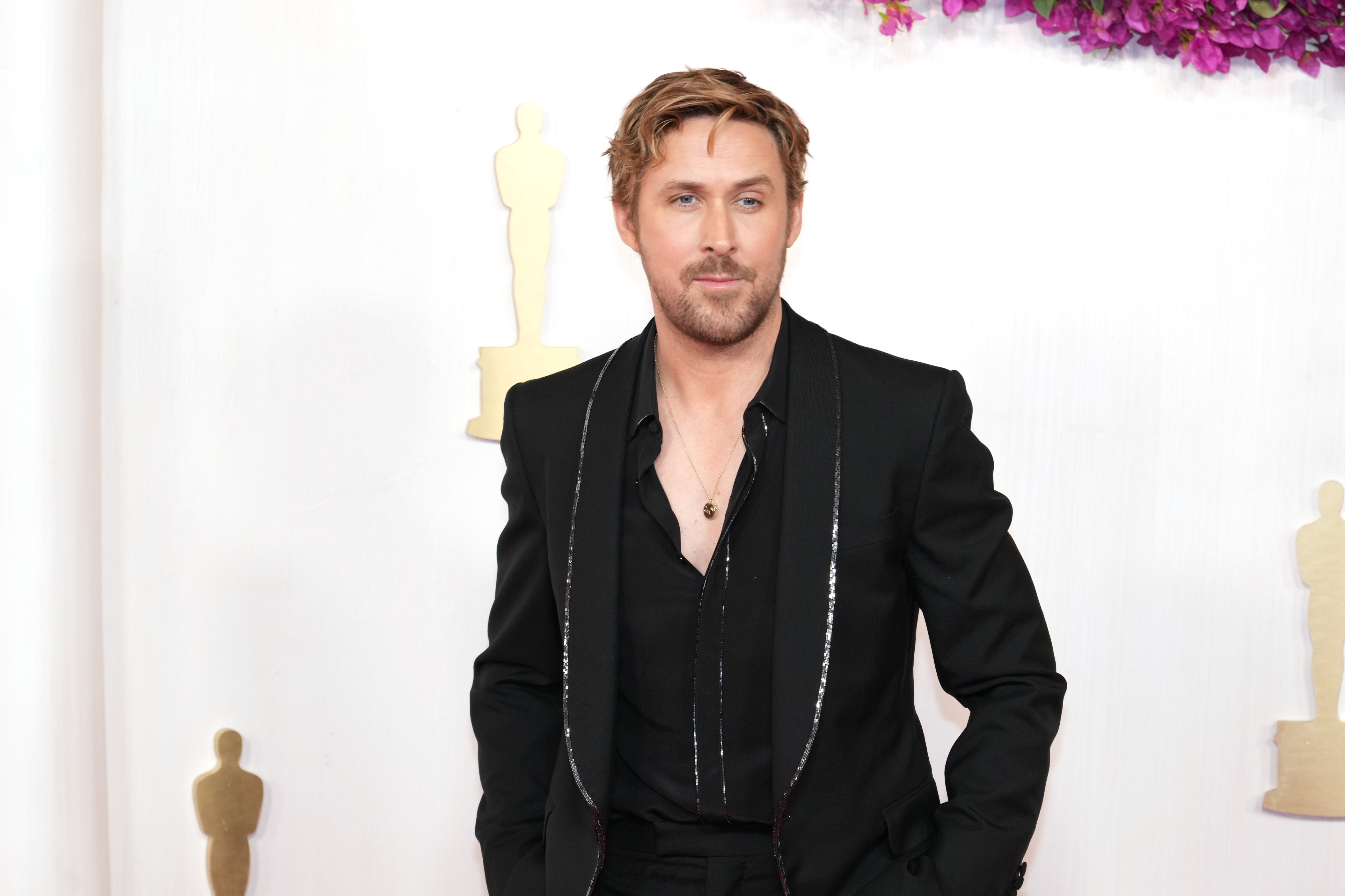 Ryan Gosling pose sur le tapis rouge lors de la 96e cérémonie des Oscars | Source : Getty Images