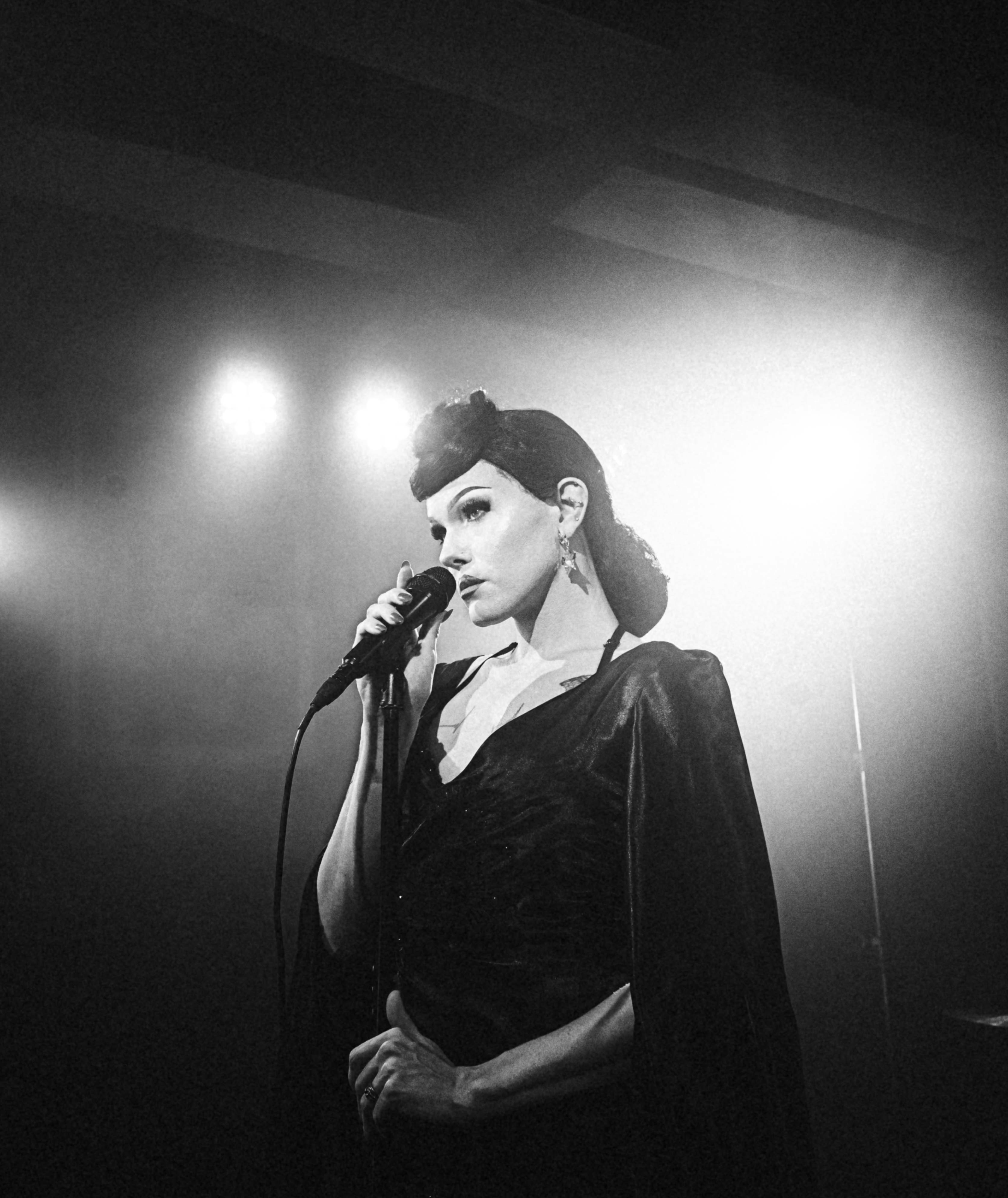 Une femme déterminée sur une scène | Source : Unsplash