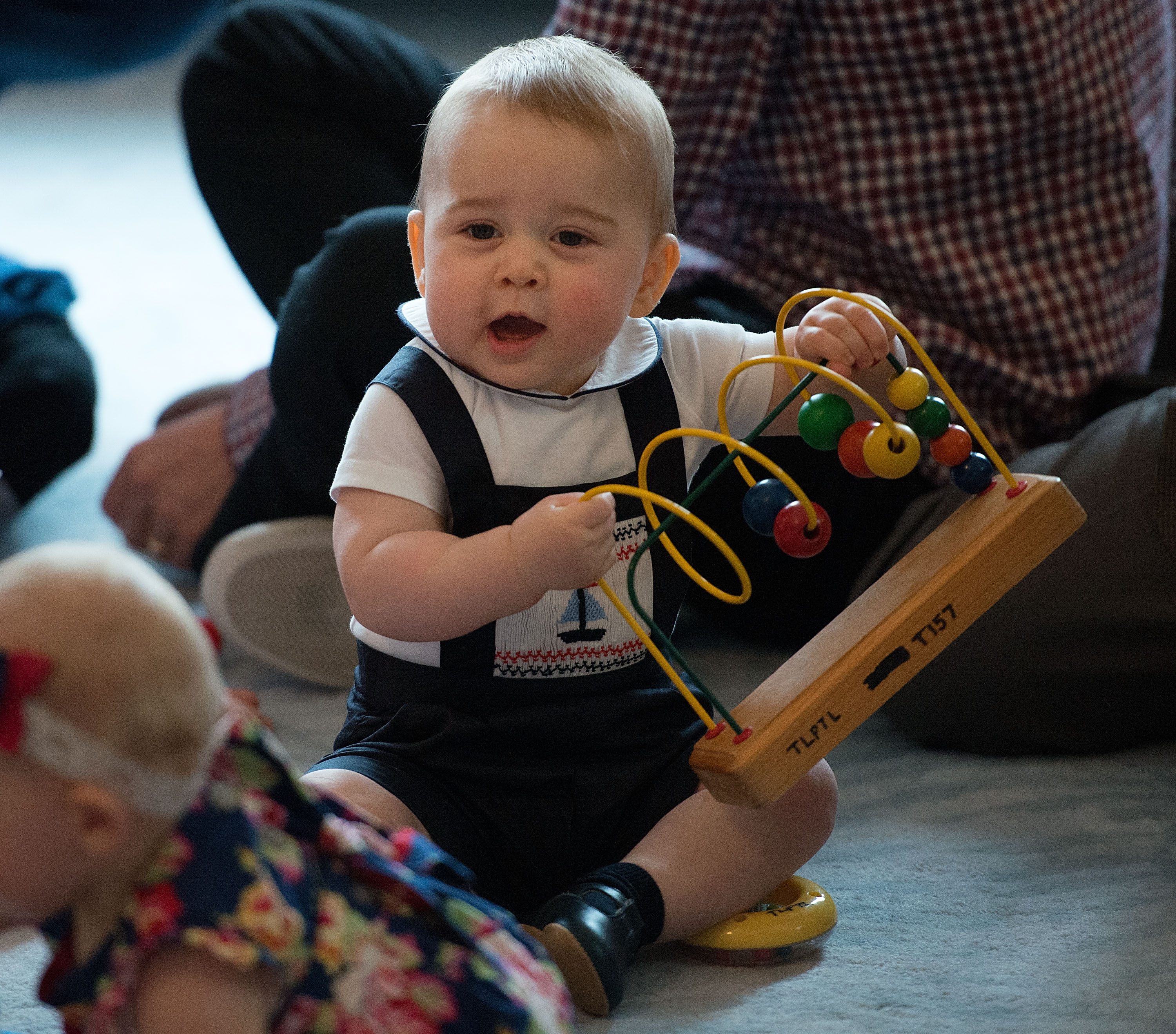 Encore tout petit, George s'est joint aux autres enfants lors d'un événement organisé par un groupe de parents à la Résidence générale de Wellington, le 9 avril. Ce moment plein de joie s'est produit pendant le premier voyage officiel à l'étranger de William et Catherine avec leur fils.
