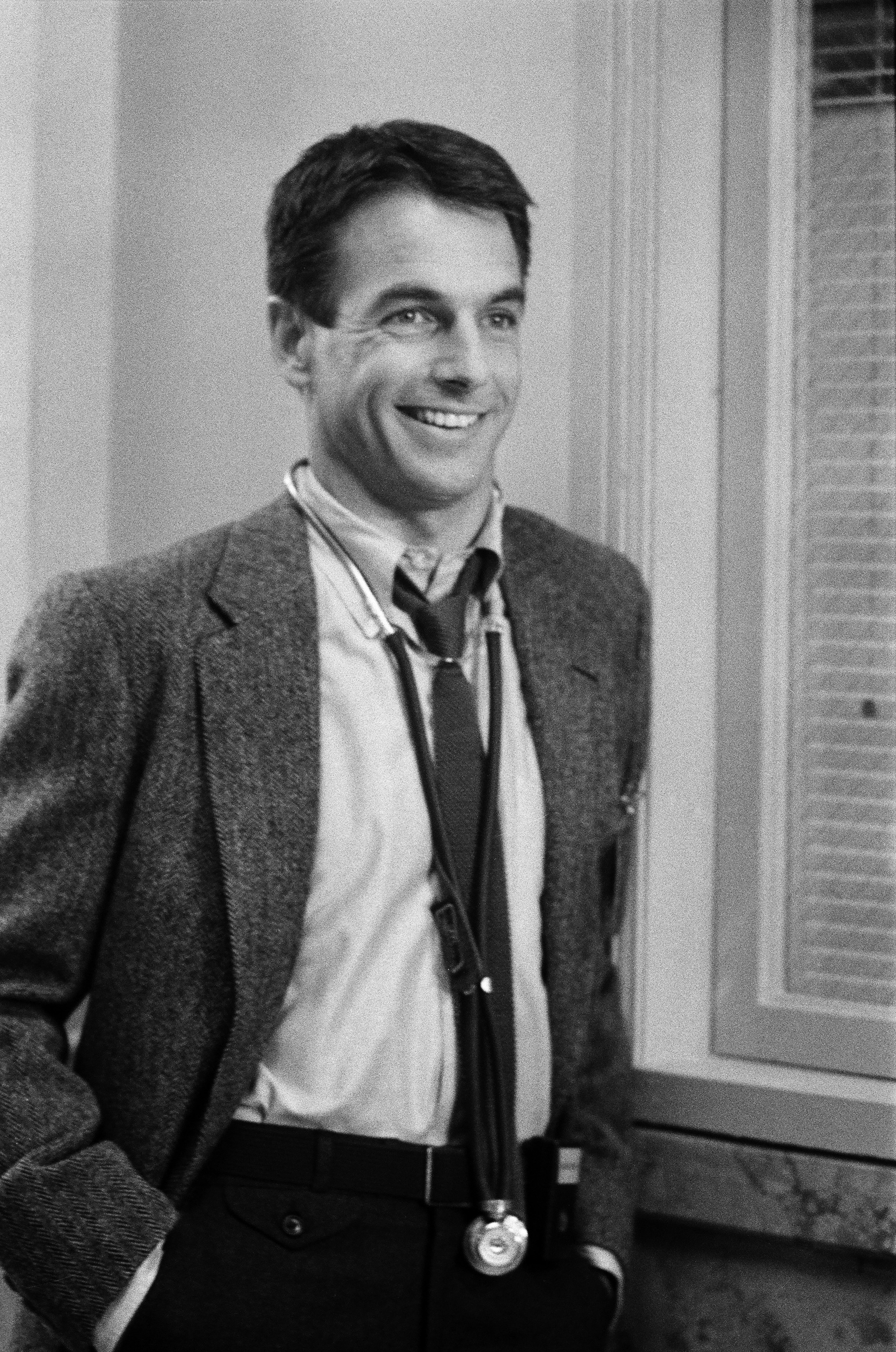Une photo non datée de l'acteur sur le tournage de « St. Elsewhere », 1986 | Source : Getty Images