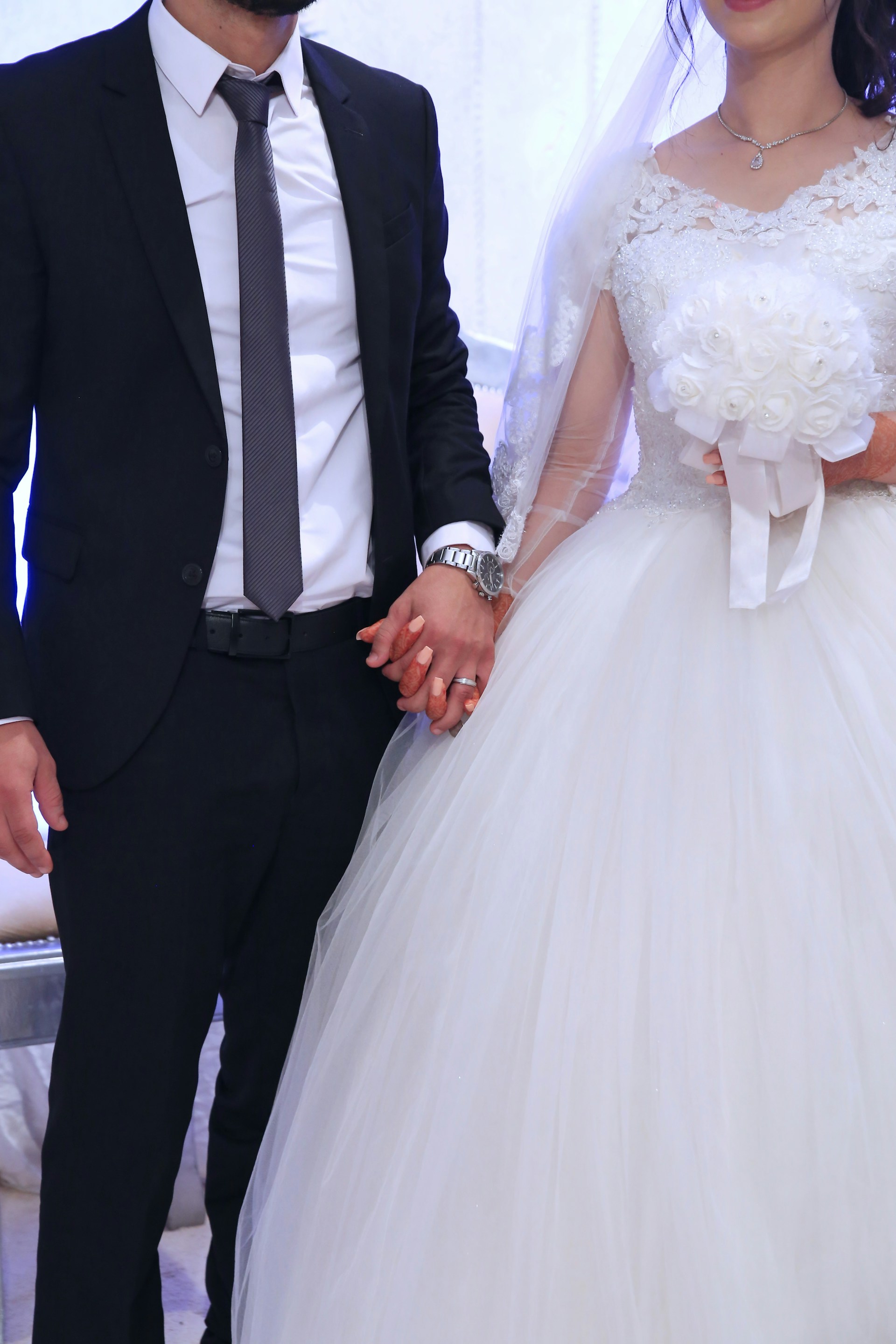 Une mariée et un marié se tenant par la main | Source : Unsplash