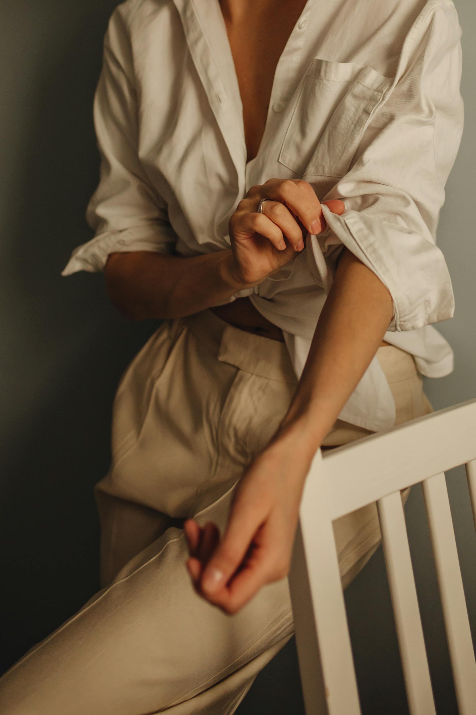 Une femme retroussant les manches de sa chemise | Source : Pexels