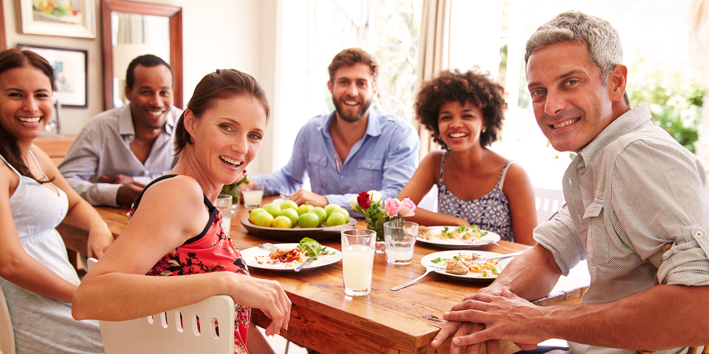 Des personnes assises autour d'une table | Source : Shutterstock