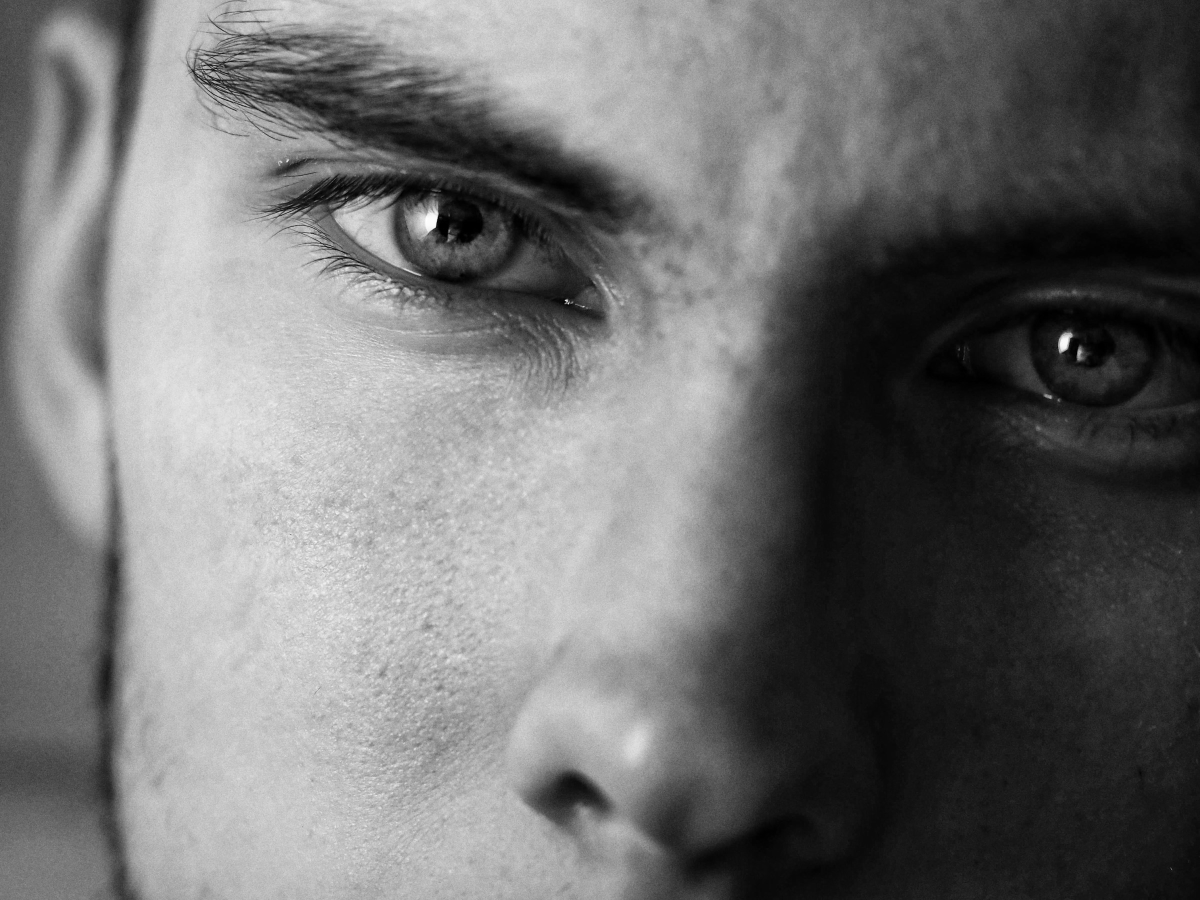 Gros plan sur les yeux d'un homme | Source : Unsplash