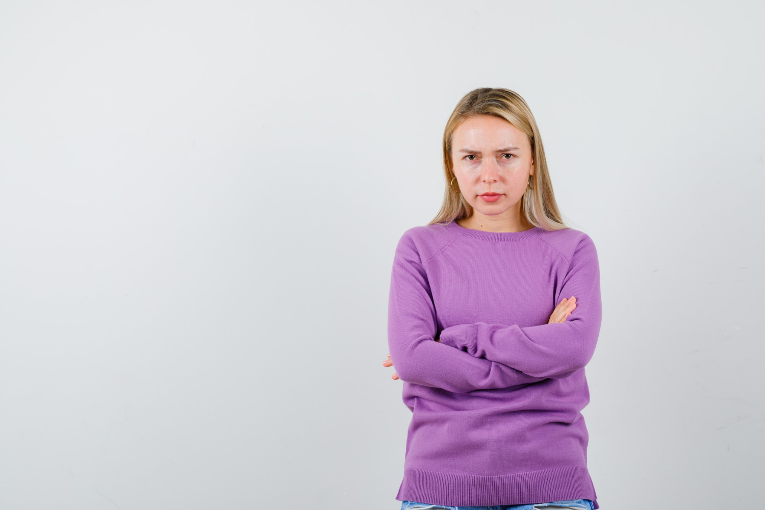 Une femme à l'expression sérieuse | Source : Freepik
