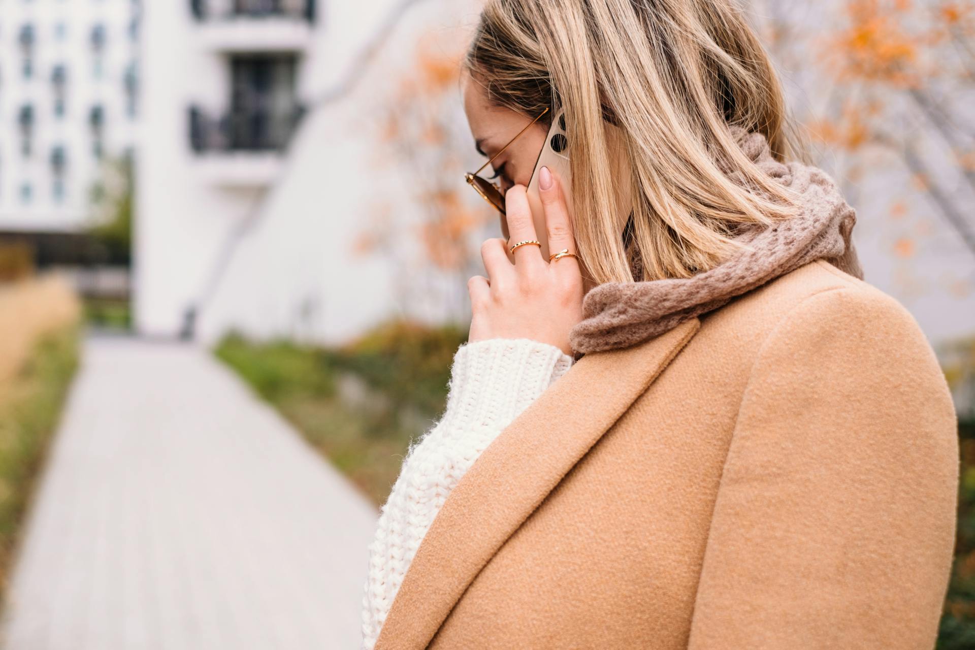 Une femme qui parle au téléphone | Source : Pexels