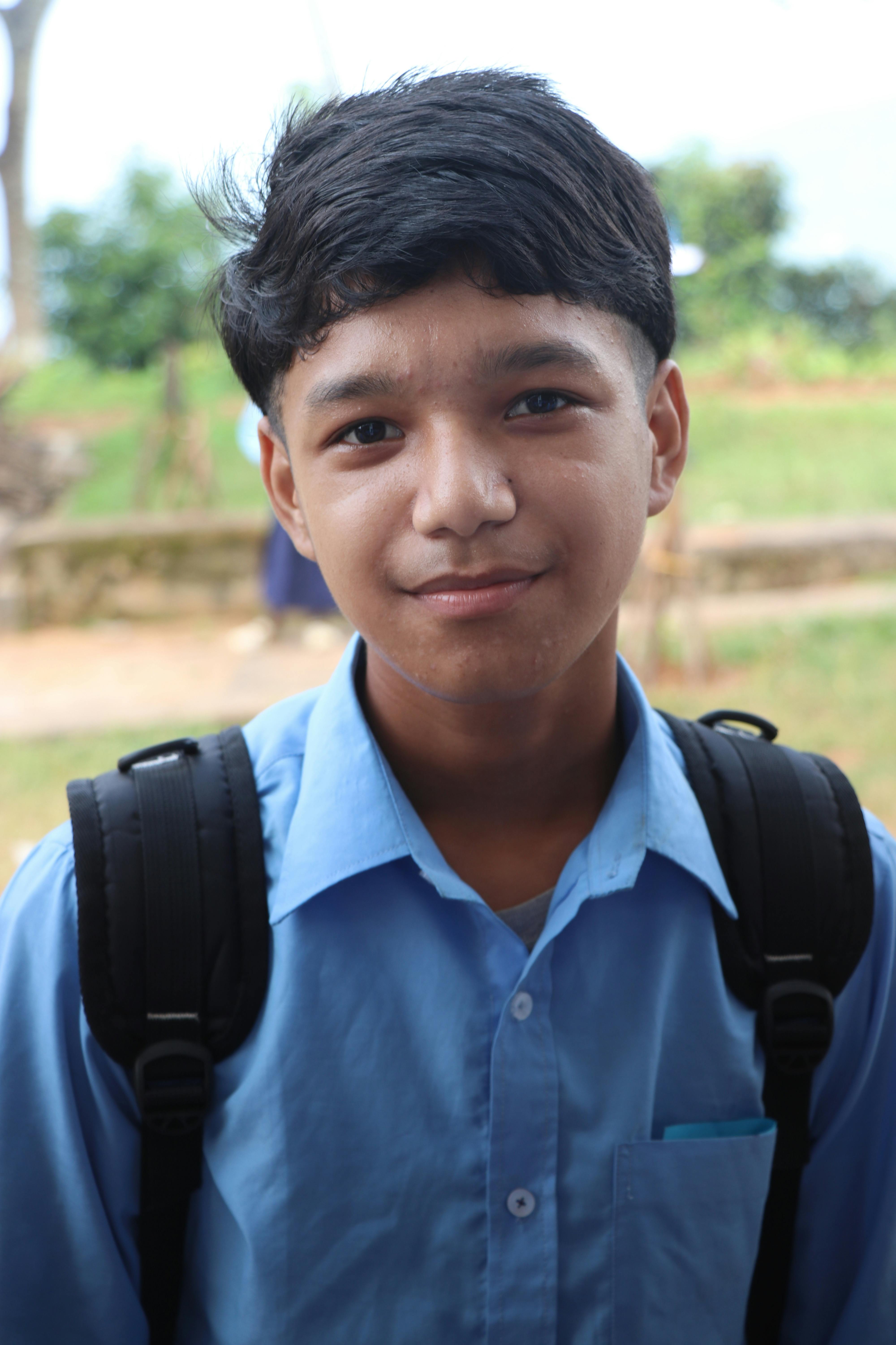 Un garçon portant un sac à dos | Source : Pexels