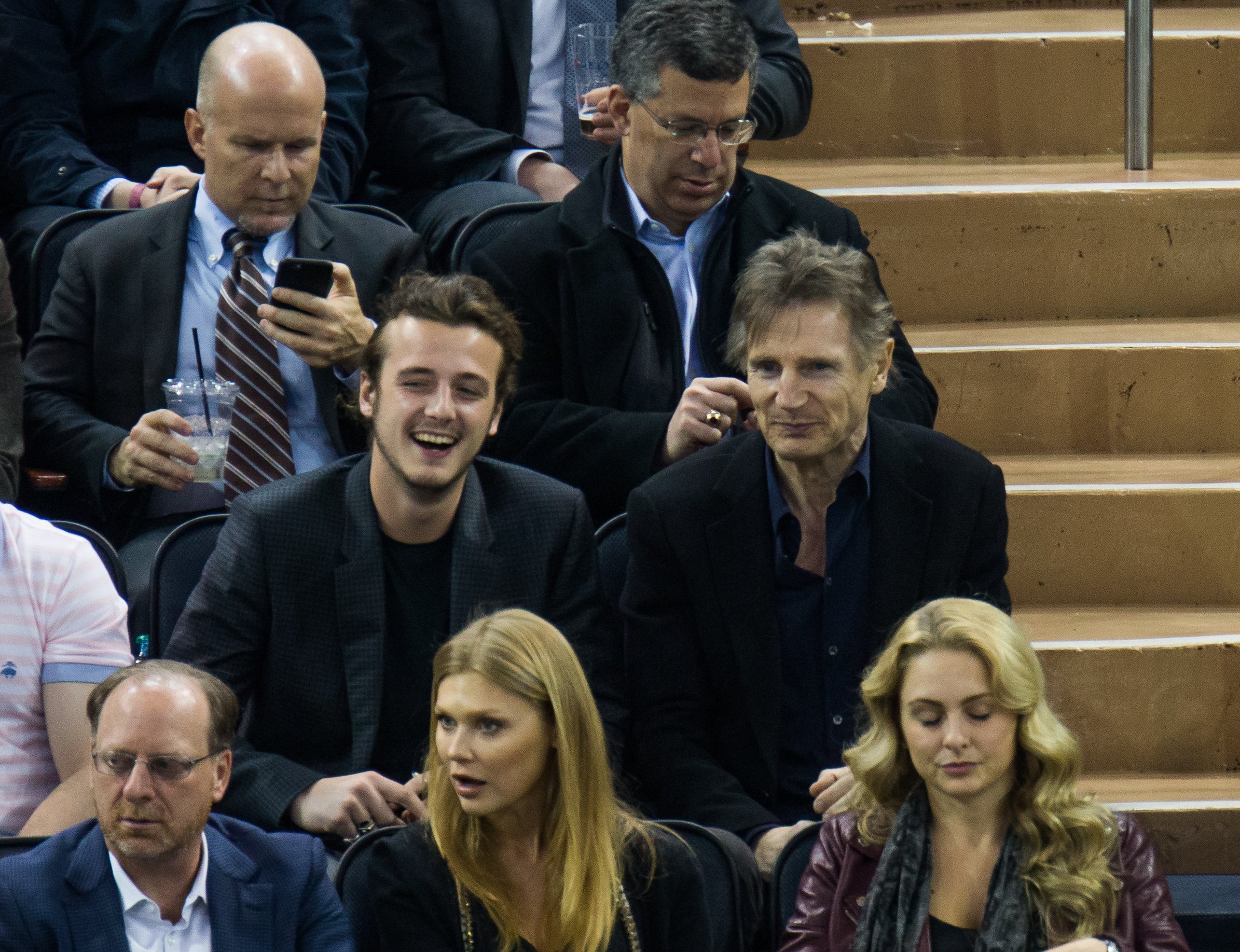 Liam et Micheál Neeson assistent au match New York Rangers Vs. Boston Bruins au Madison Square Garden le 23 mars 2016 | Source : Getty Images