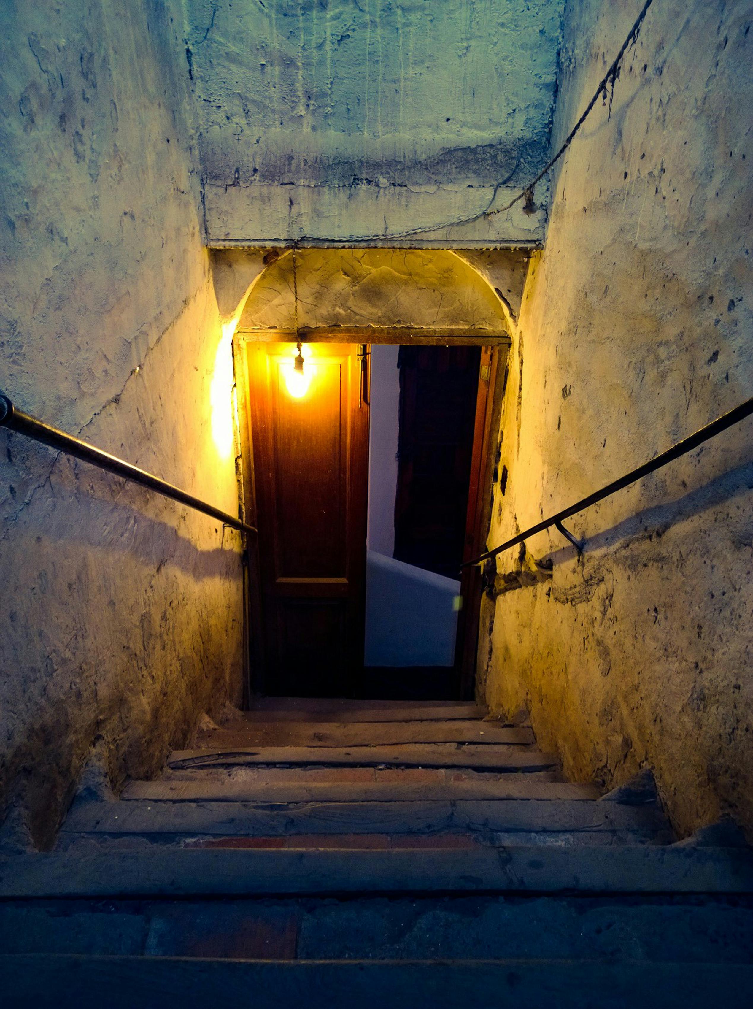 Escalier menant à un sous-sol | Source : Pexels