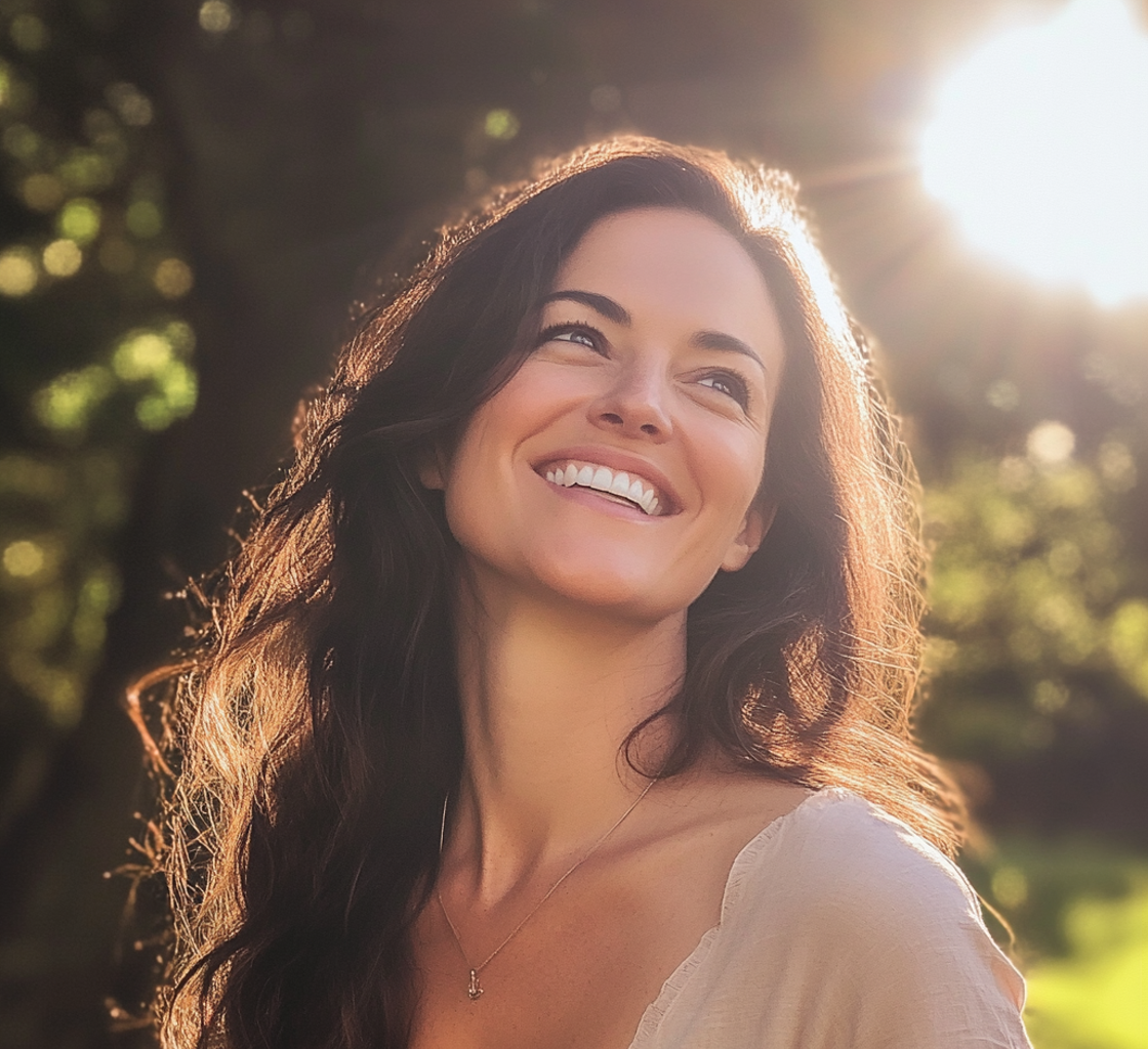 Une femme souriante à l'extérieur de la maison | Source : Midjourney