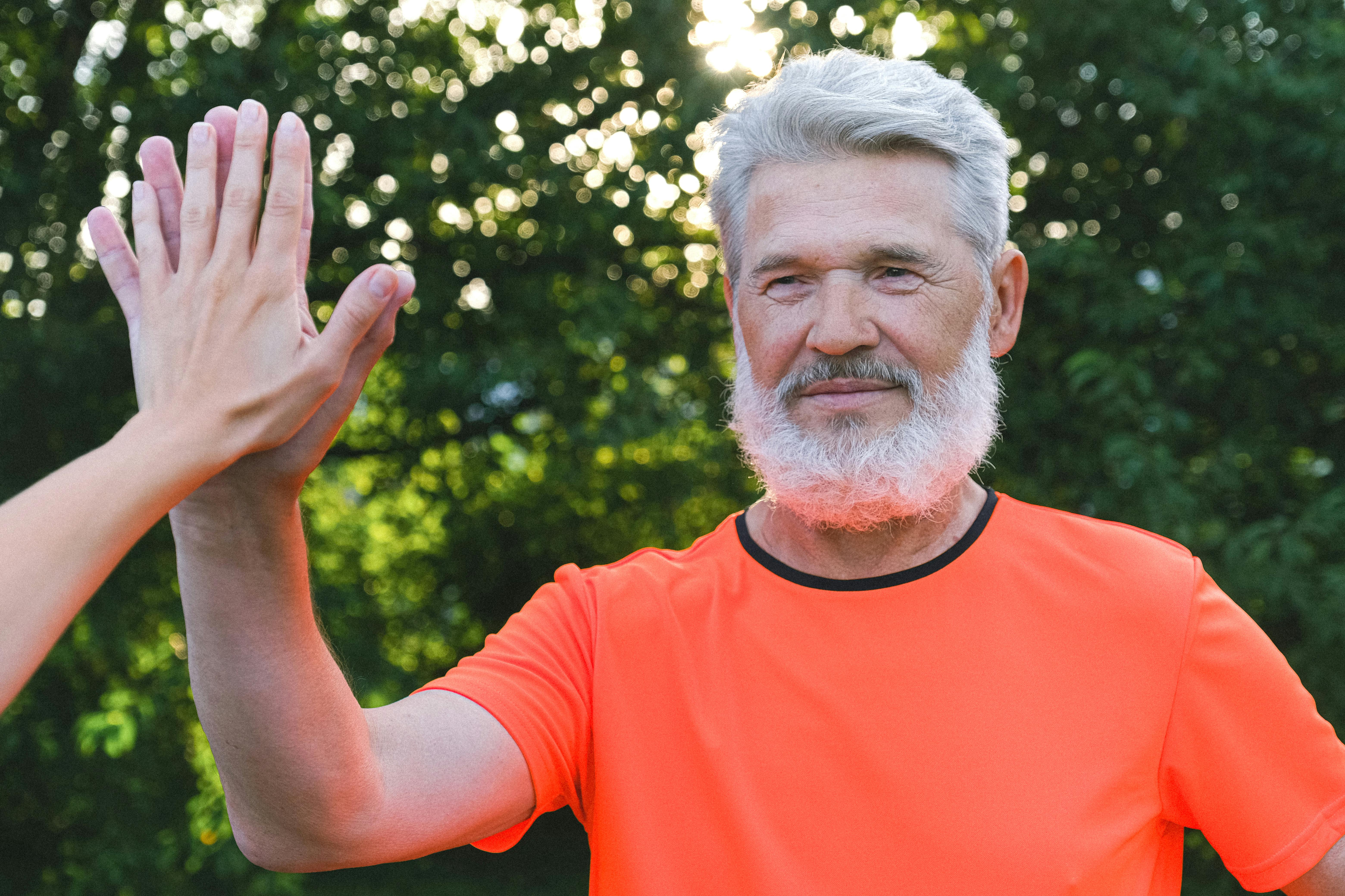 Homme âgé donnant le hi five à un ami | Source : Pexels