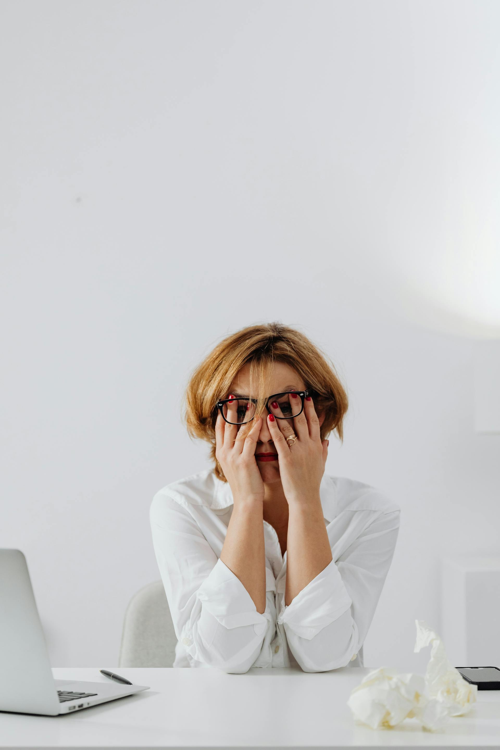 Une femme triste qui se couvre le visage avec ses mains | Source : Pexels