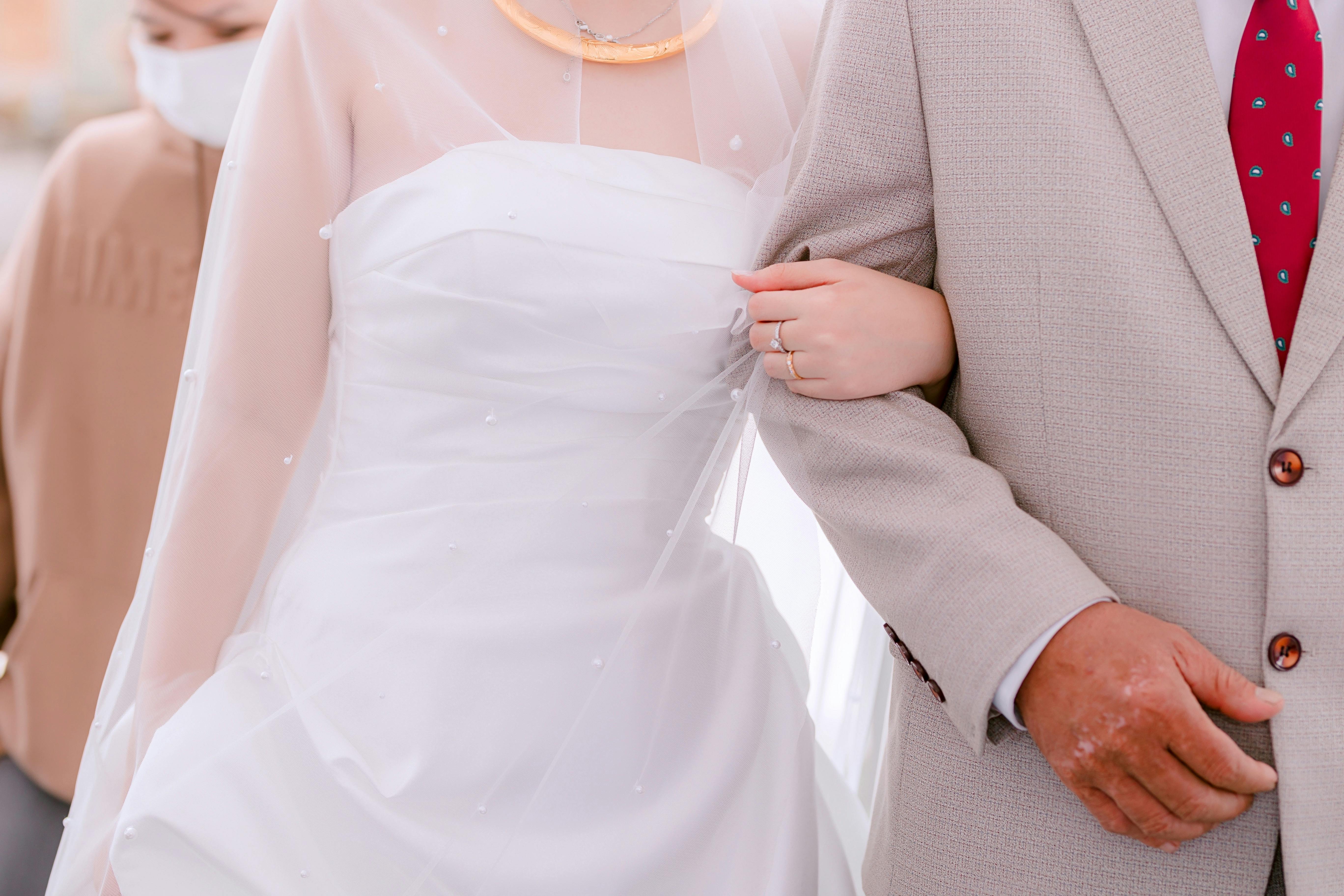 Un parent accompagnant sa fille à l'autel | Source : Pexels