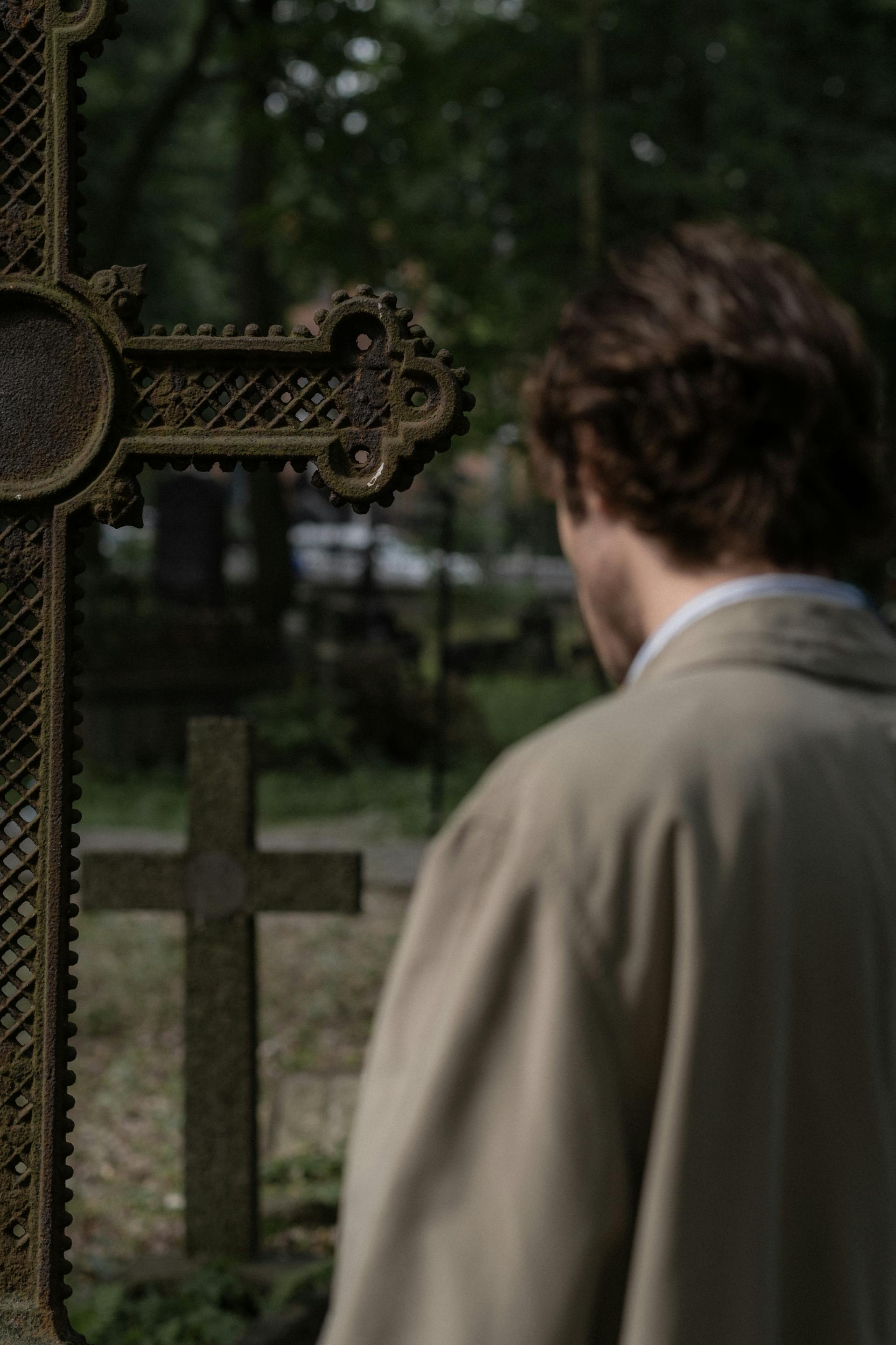 Un homme dans un cimetière | Source : Pexels