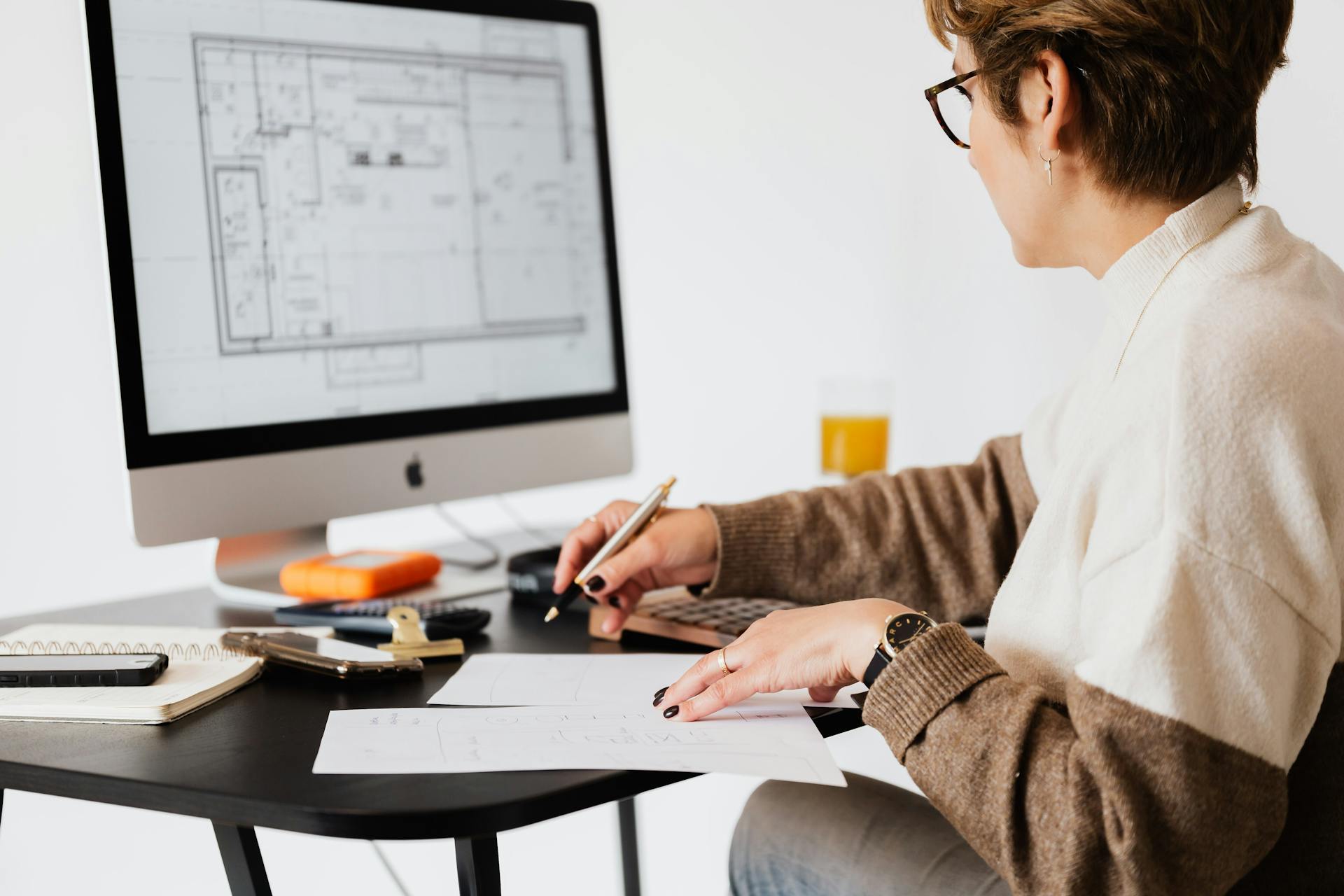 Une femme travaillant sur des plans d'architecture | Source : Pexels