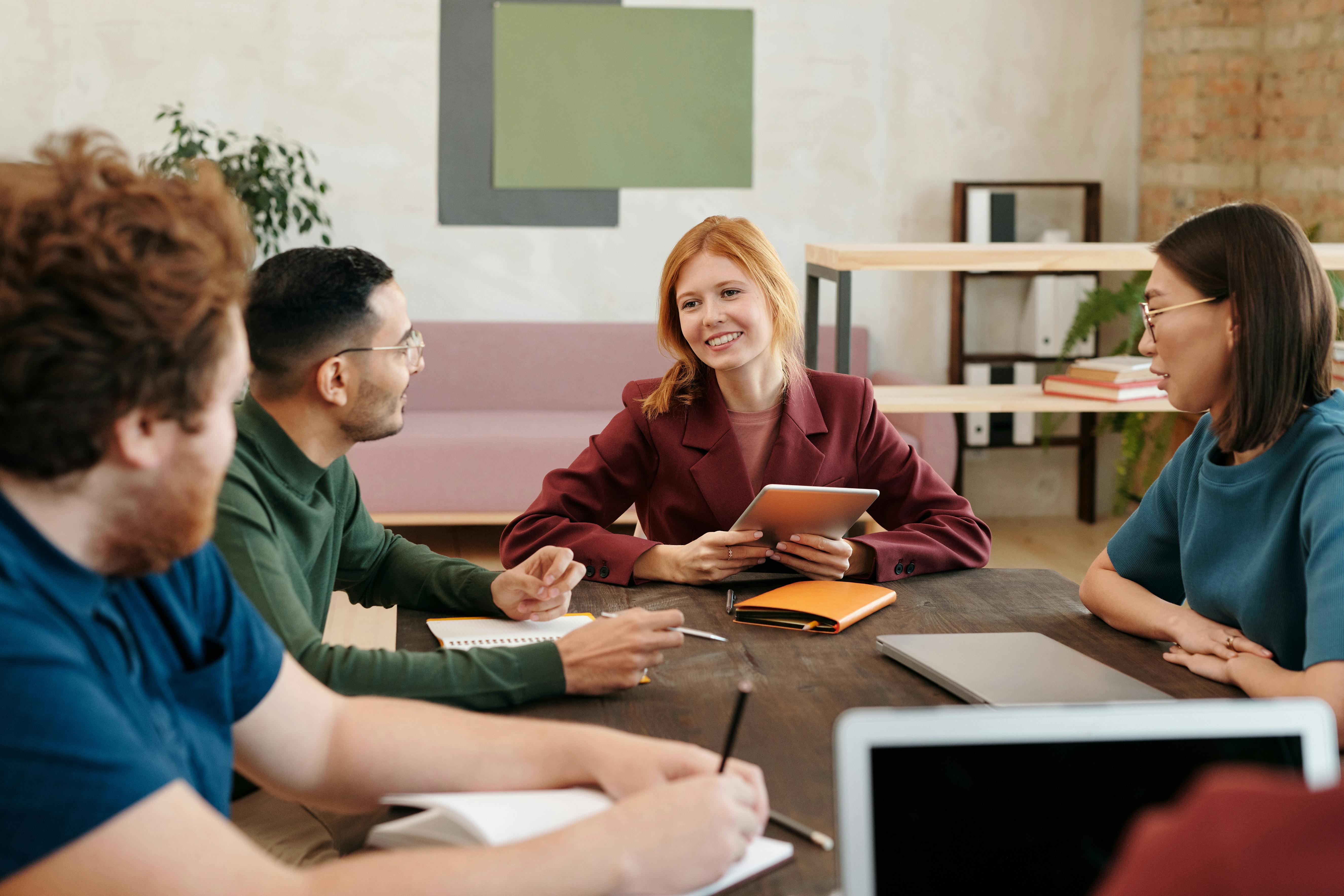 Des collègues de travail autour d'une table | Source : Pexels