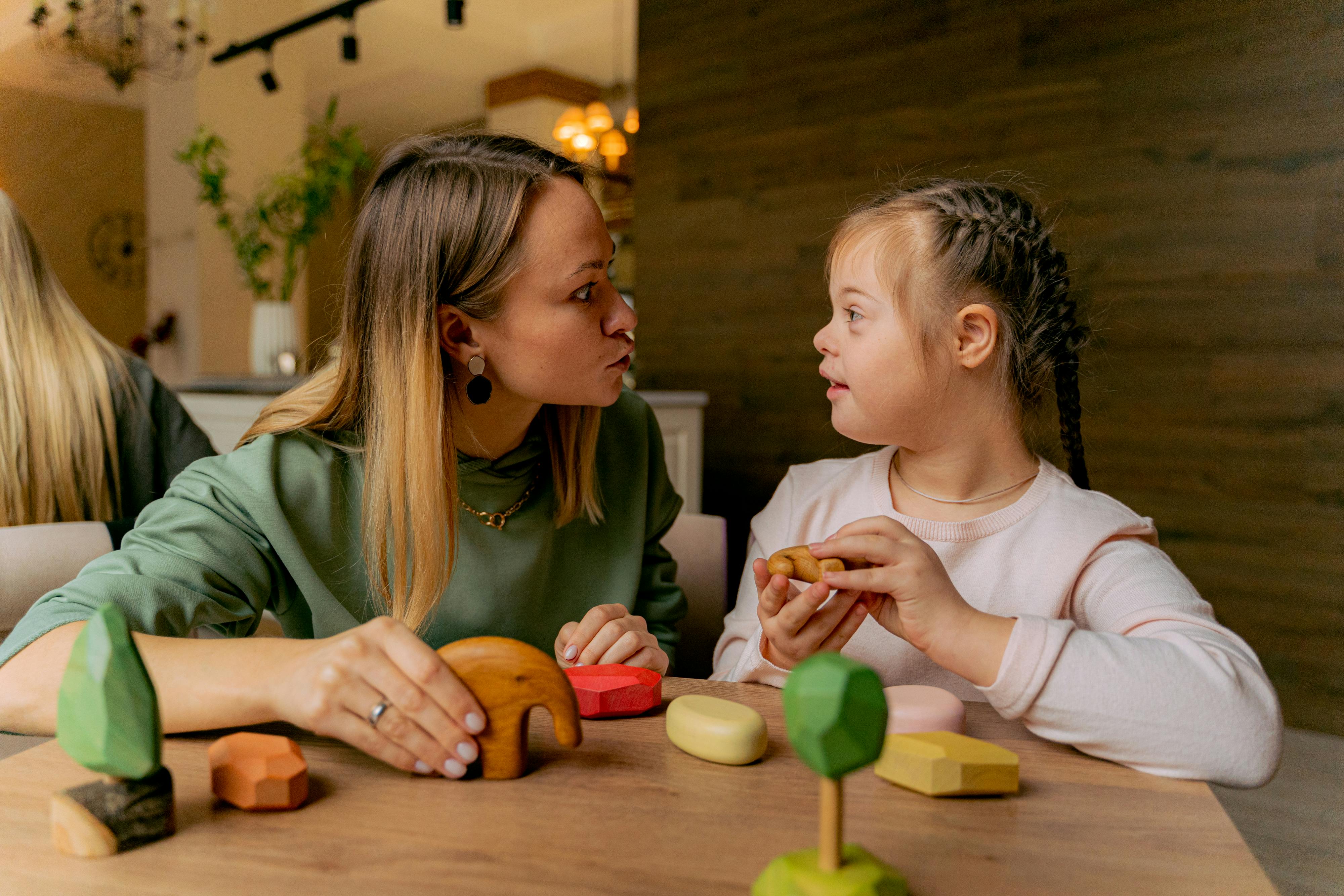 Femme jouant avec sa fille | Source : Pexels