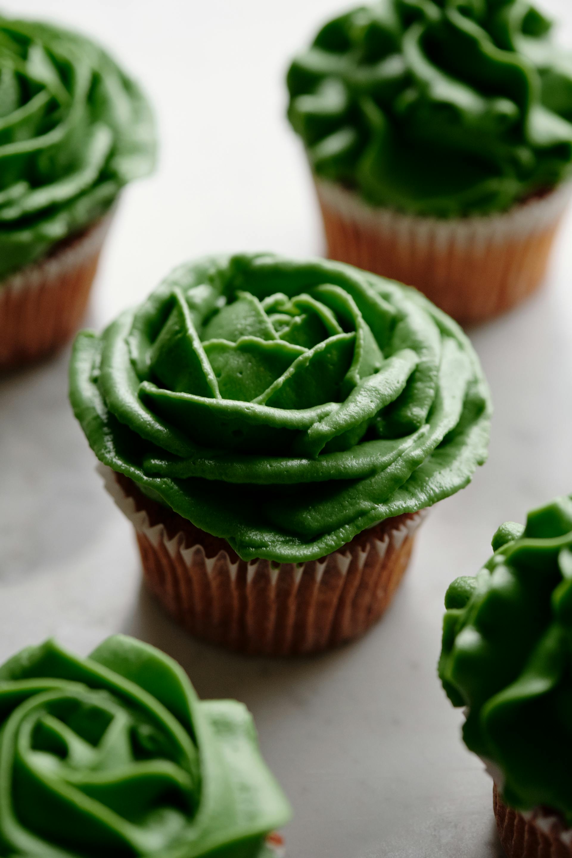 Un gros plan de petits gâteaux avec un glaçage vert | Source : Pexels