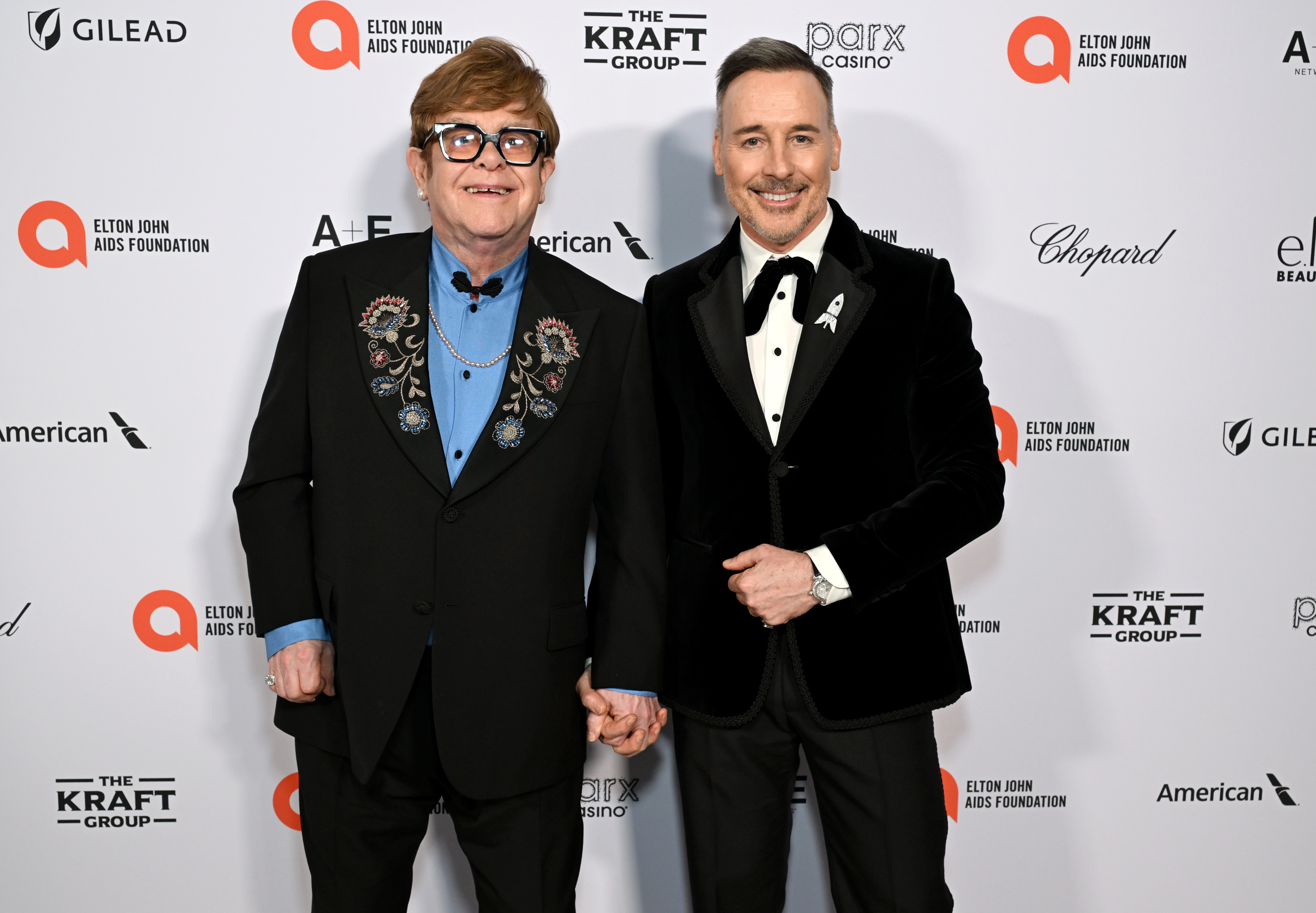 Sir Elton John et David Furnish lors de la conférence de presse de la 33e soirée annuelle de l’Elton John AIDS Foundation, le 2 mars 2025 à West Hollywood. | Source : Getty Images