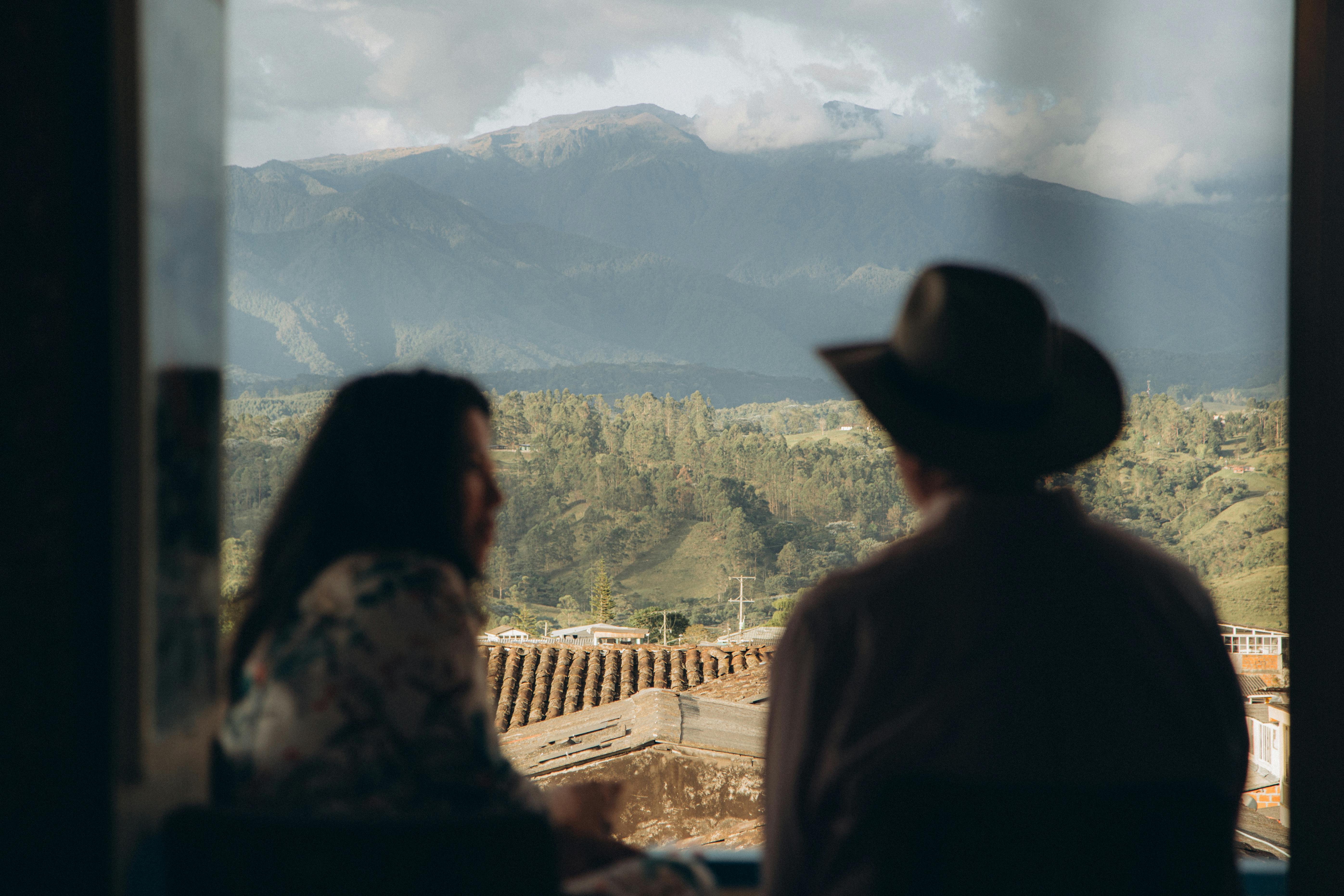 Couple profitant d'une vue | Source : Pexels