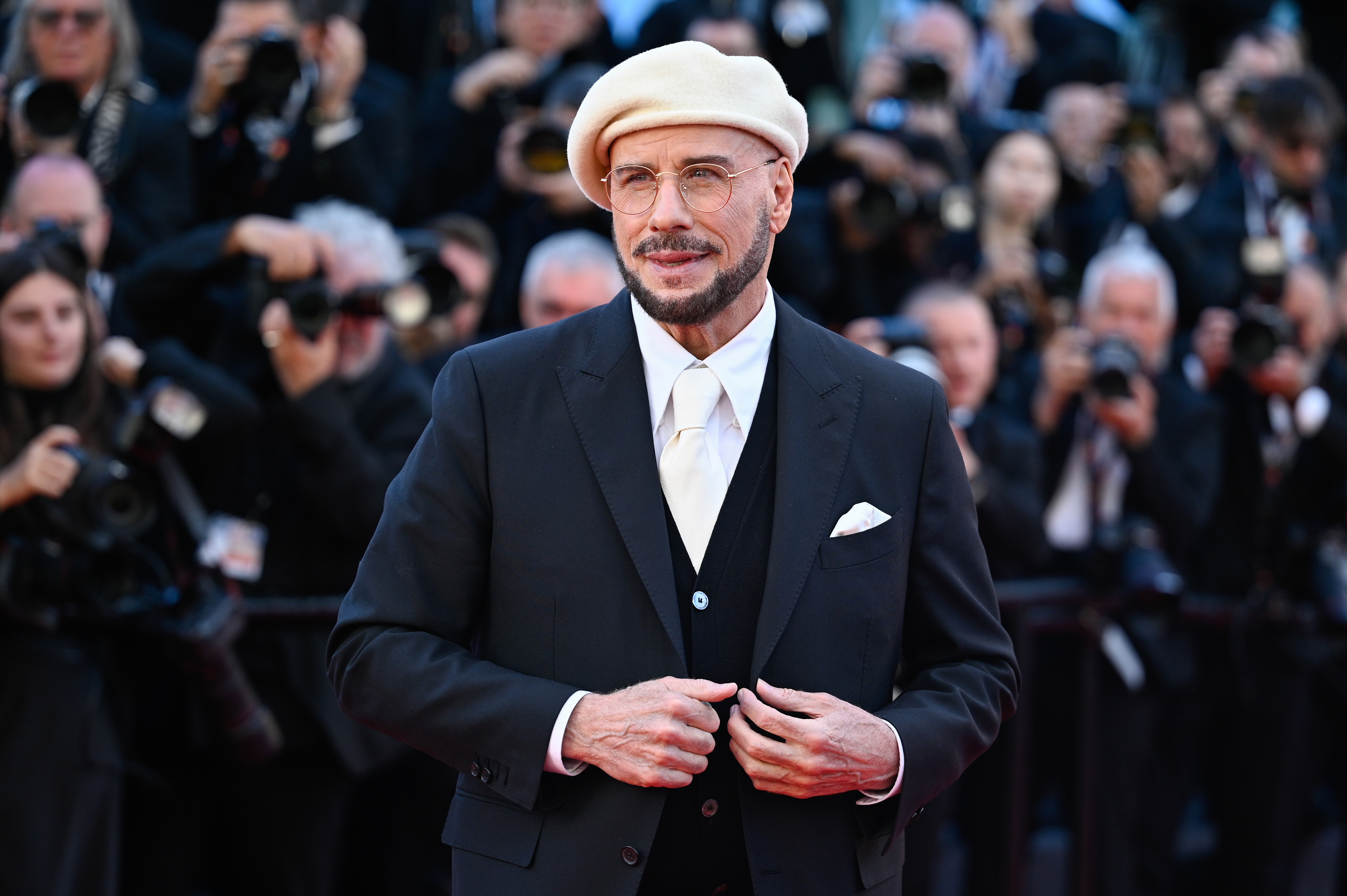 John Travolta assiste à la projection du film « Karma » lors du 79e Festival de Cannes, au Palais des Festivals, le 15 mai 2026 à Cannes, en France. | Source : Getty Images