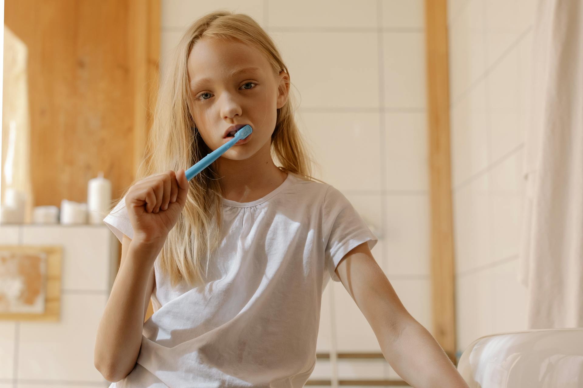 Une jeune fille se brossant les dents | Source : Pexels