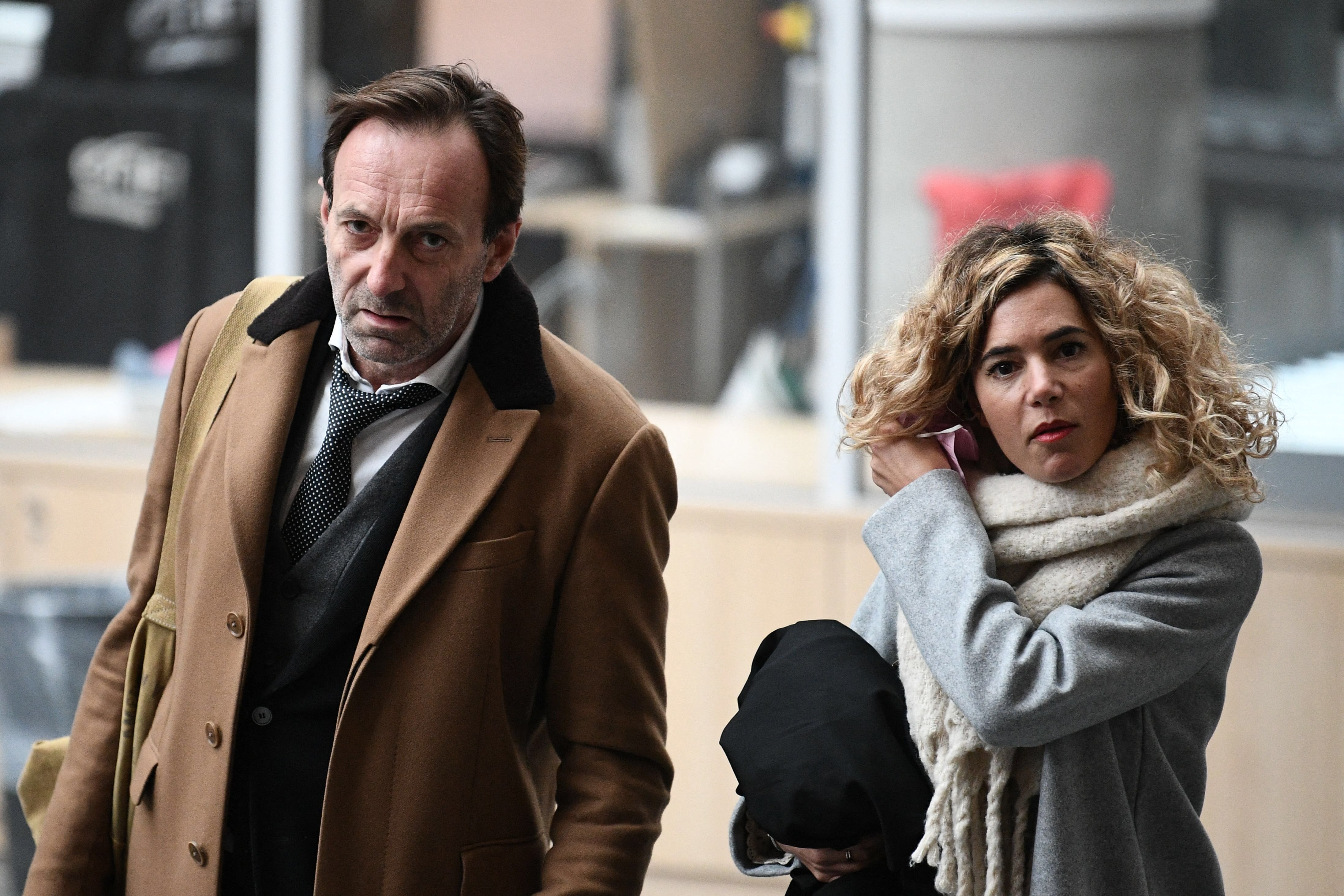 Les avocats français de Cédric Jubillar, Alexandre Martin (à gauche) et Emmanuelle Franck (à droite), sortent du palais de justice de Toulouse, dans le sud de la France, le 16 novembre 2021, après la disparition de Delphine Jubillar en décembre 2020 I Source : Getty Images