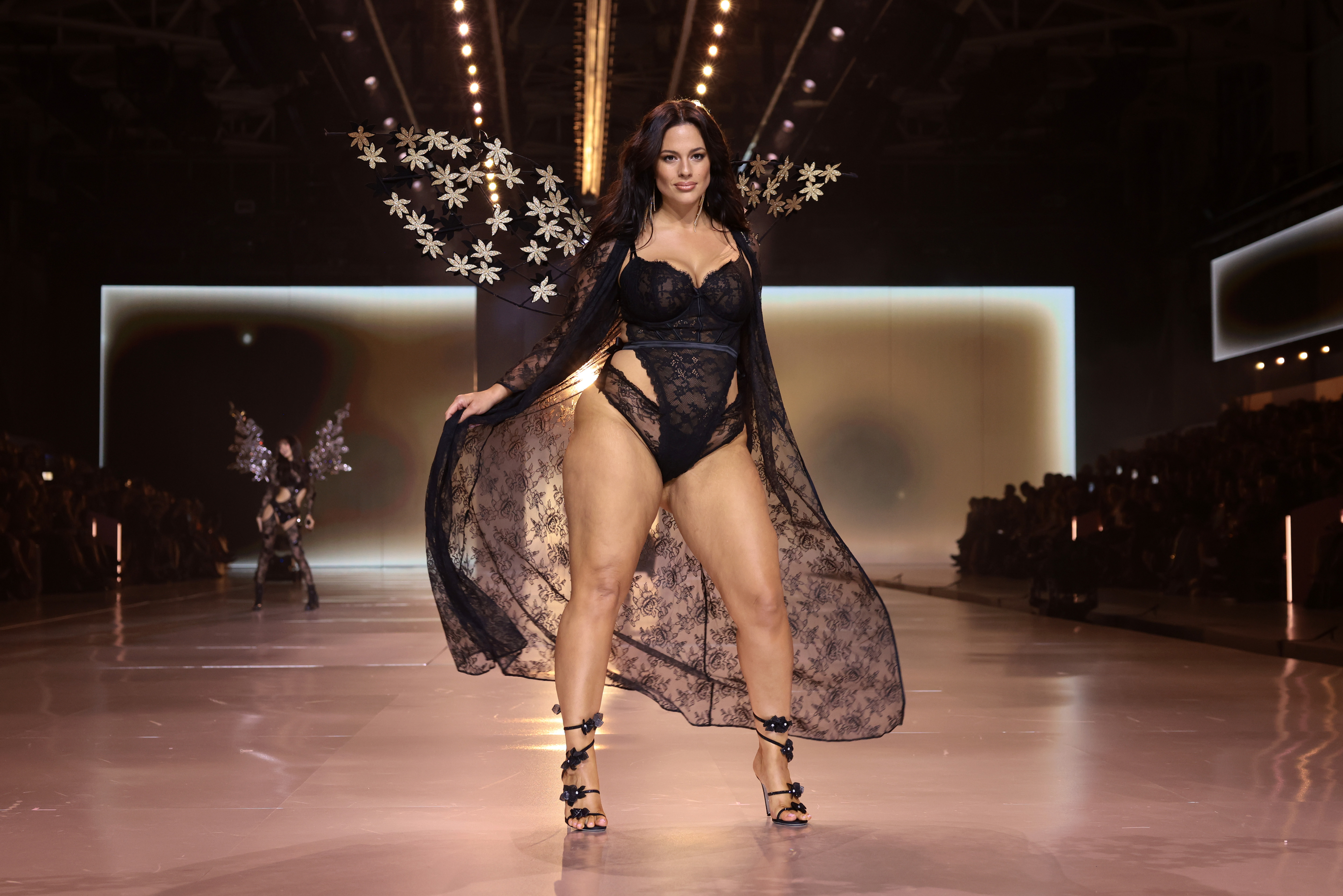 Ashley Graham sur le podium du défilé Victoria's Secret le 15 octobre 2024 | Source : Getty Images