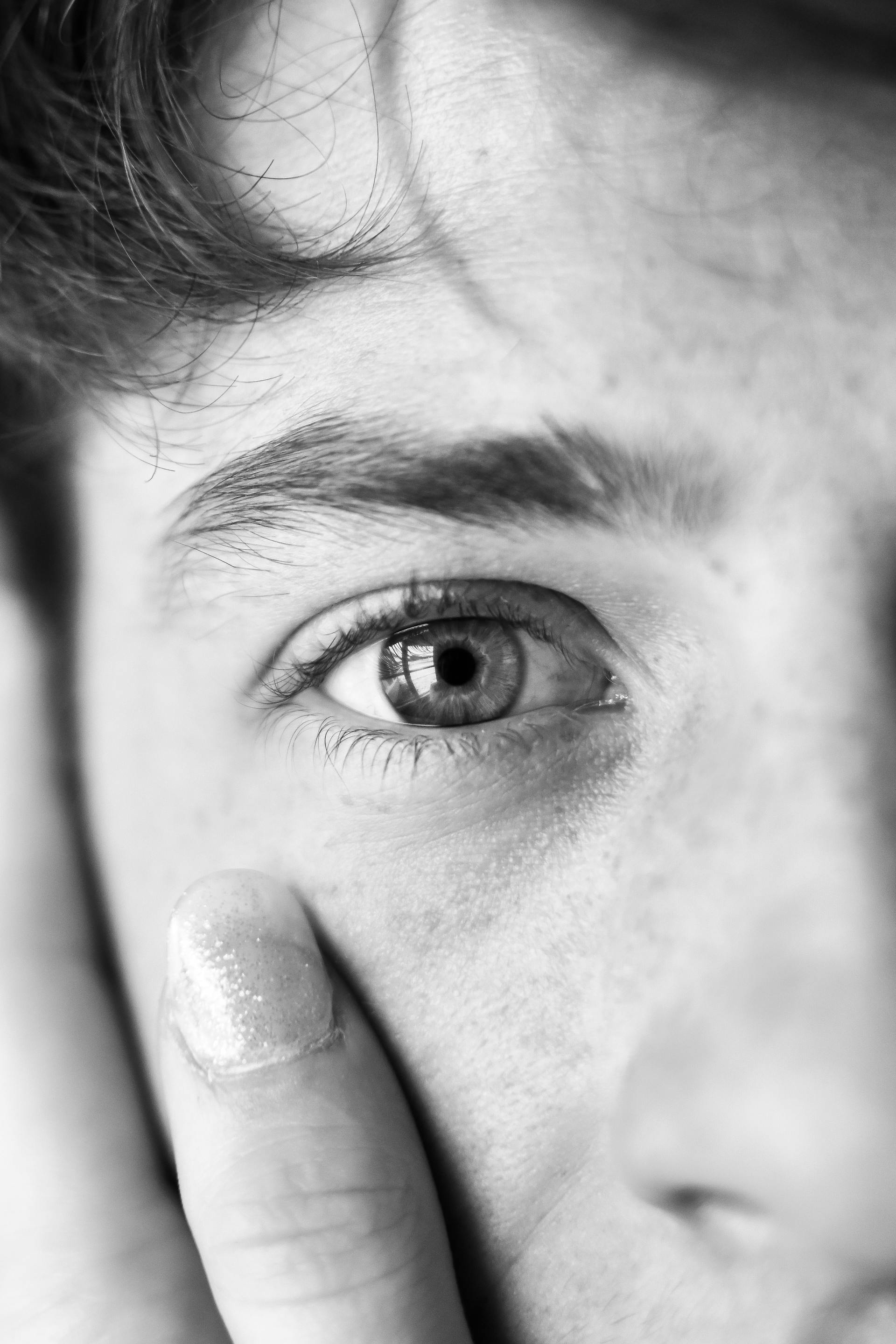 Photo en niveaux de gris de l'œil d'un homme | Source : Pexels