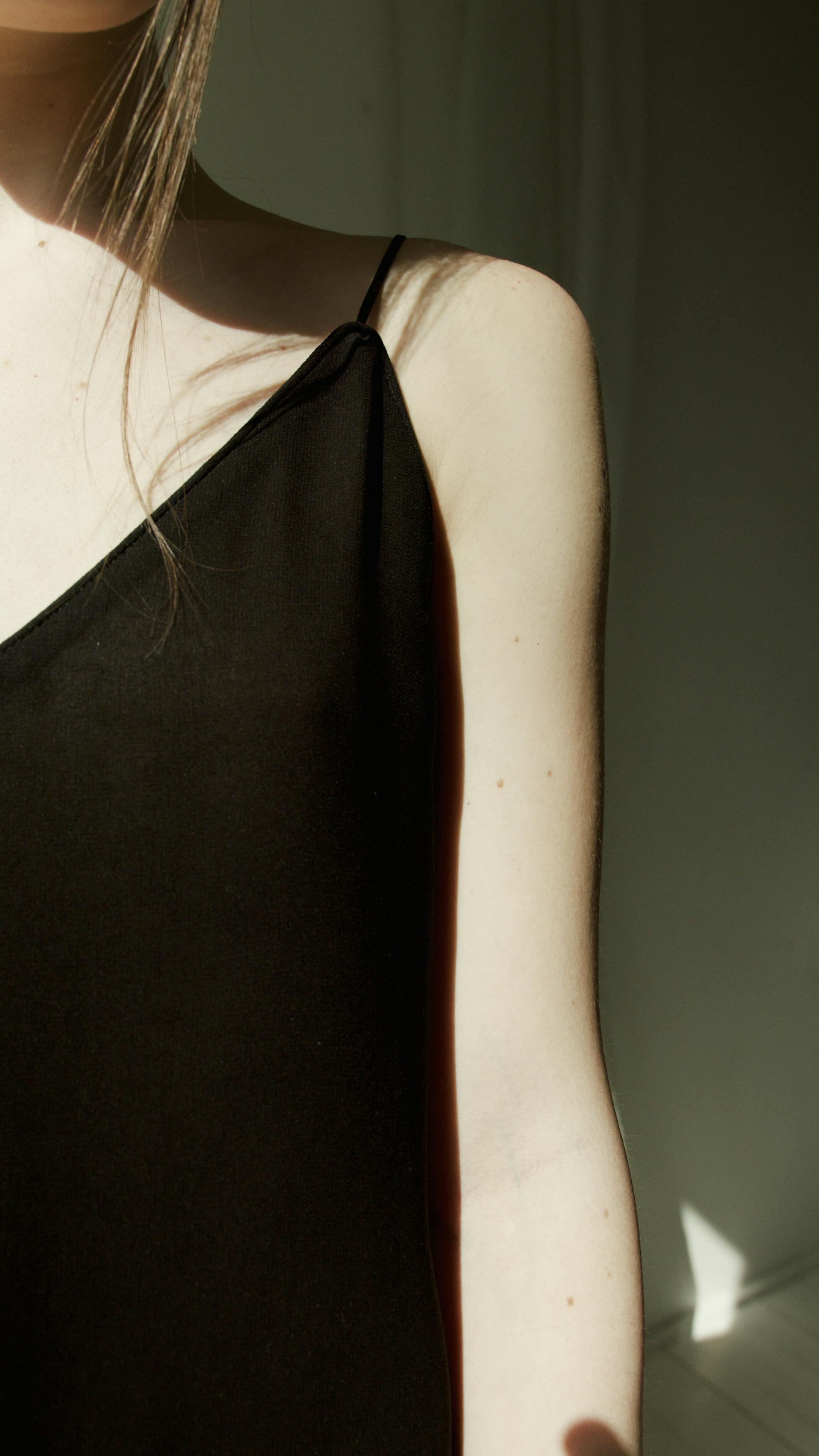 Un gros plan d'une femme en robe noire | Source : Pexels