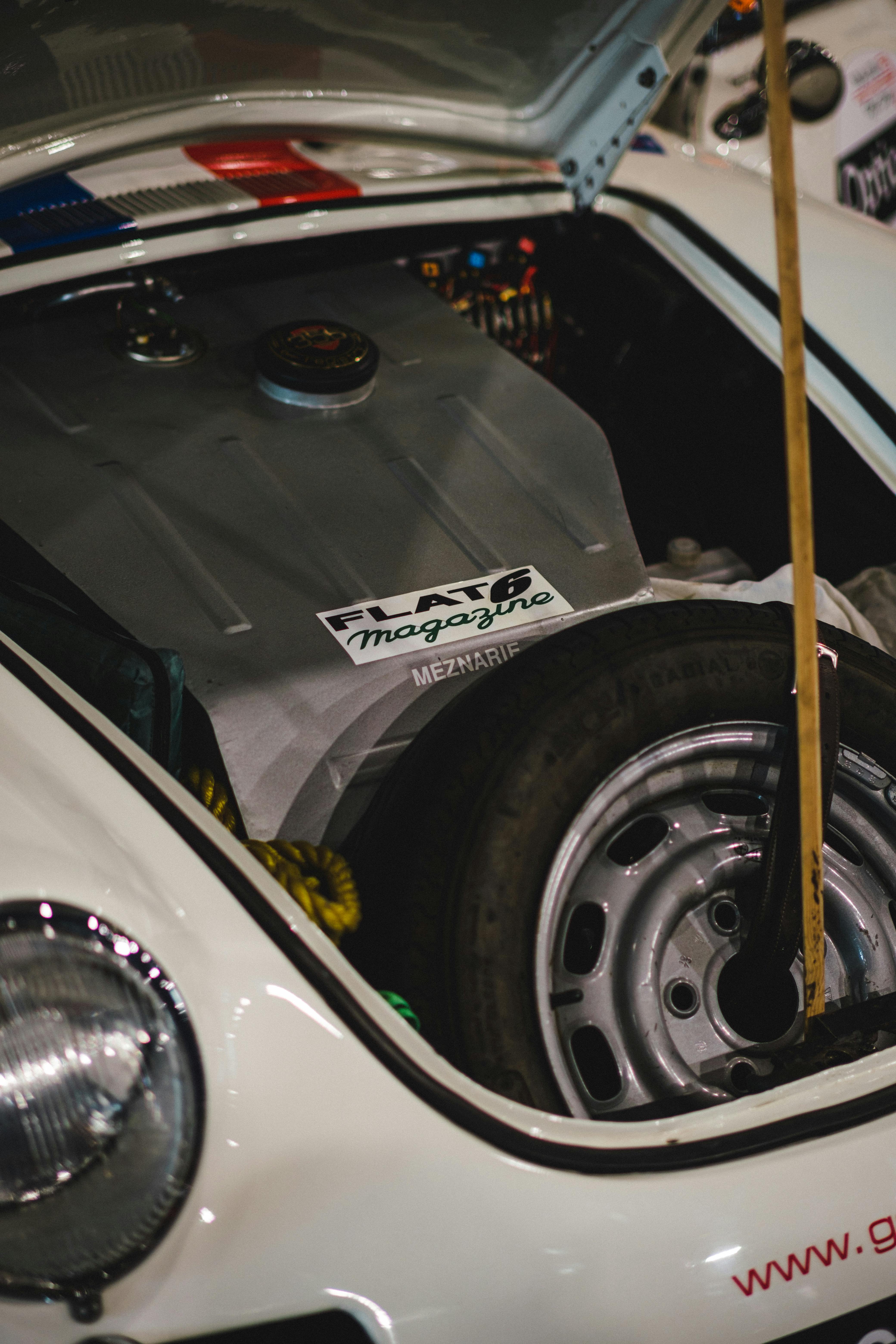 Un pneu dans le coffre d'une voiture | Source : Pexels