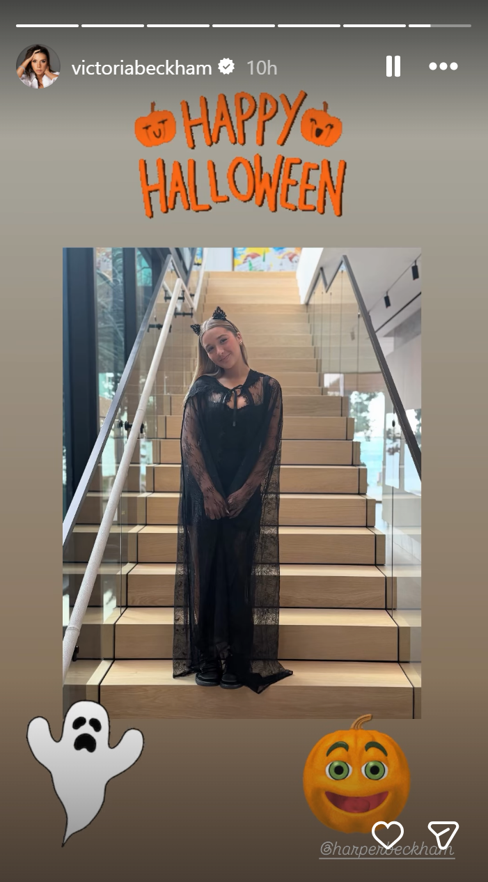 Dans une publication sur les réseaux sociaux datée du 1er novembre 2025, Harper Beckham, la fille de Victoria et David Beckham, arborait un look chic et effrayant, vêtue d'une cape en dentelle noire fluide portée sur une tenue noire ajustée. Son look était complété par des chaussures à semelles compensées noires et un délicat serre-tête à oreilles de chat orné de subtiles décorations. Les cheveux lâchés et le sourire aux lèvres, elle a pris une pose espiègle dans un escalier, offrant une version moderne et élégante du costume classique de chat noir. | Source : Instagram/victoriabeckham
