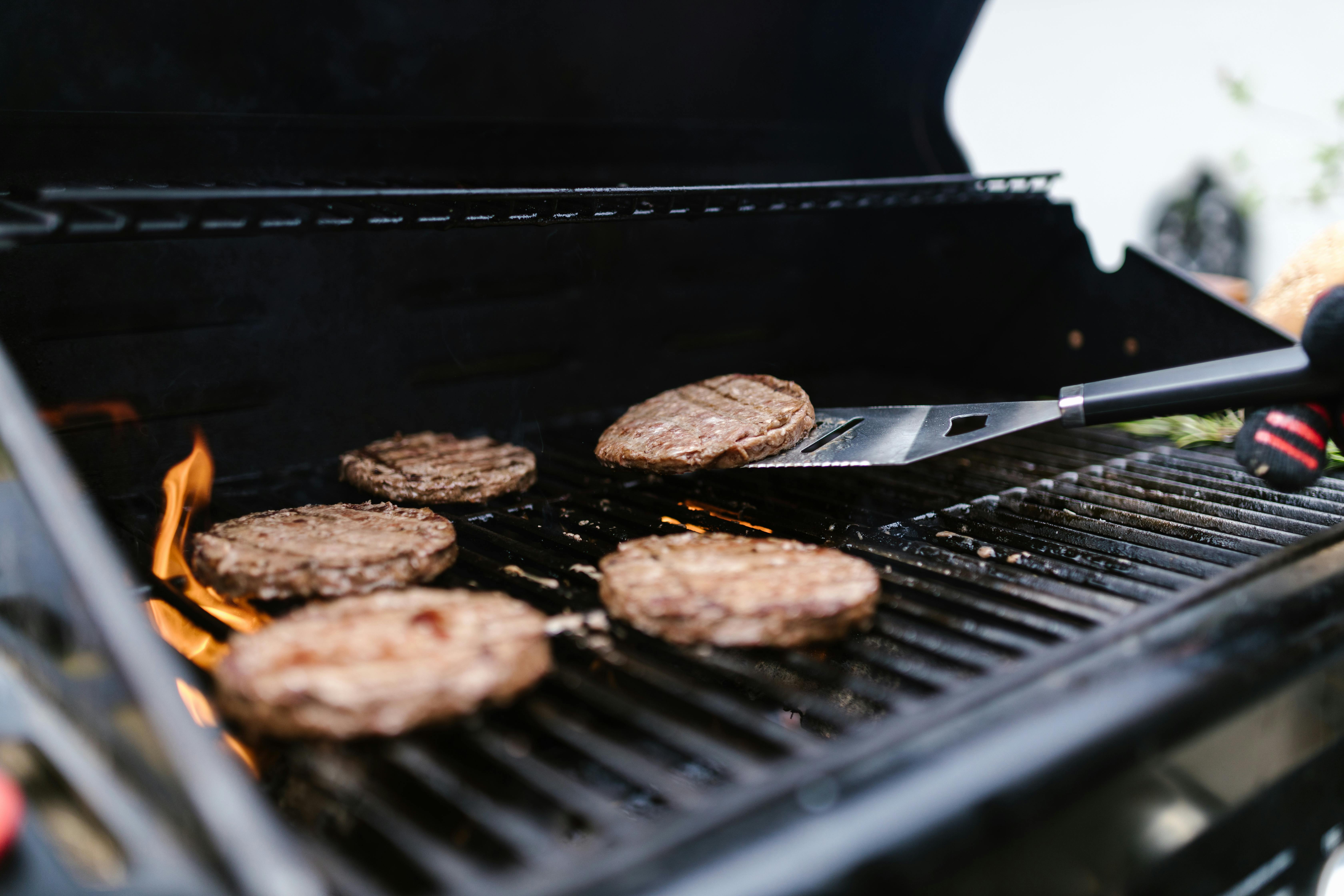 Des hamburgers sur un grill | Source : Pexels