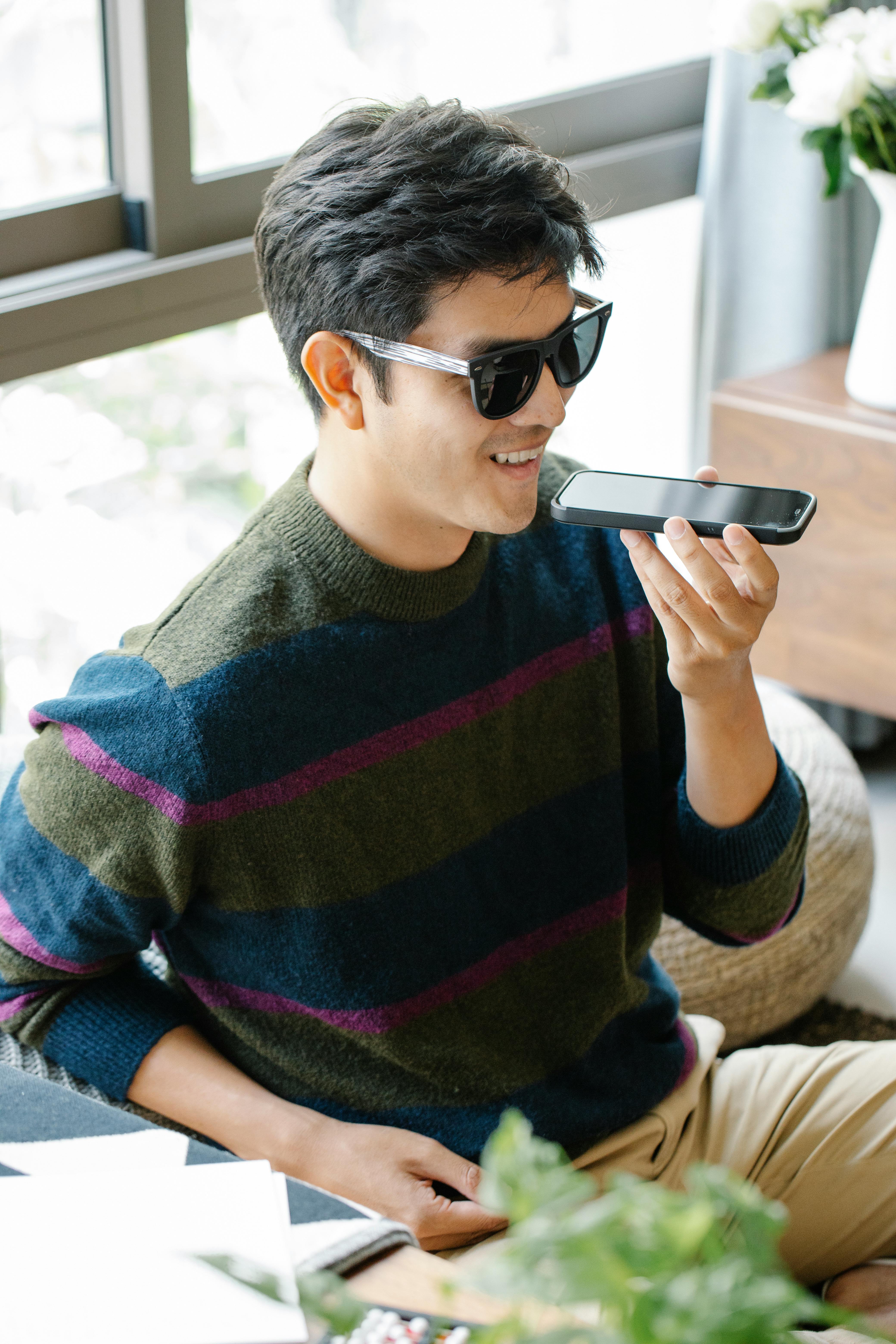 Un homme heureux sur un appel | Source : Pexels
