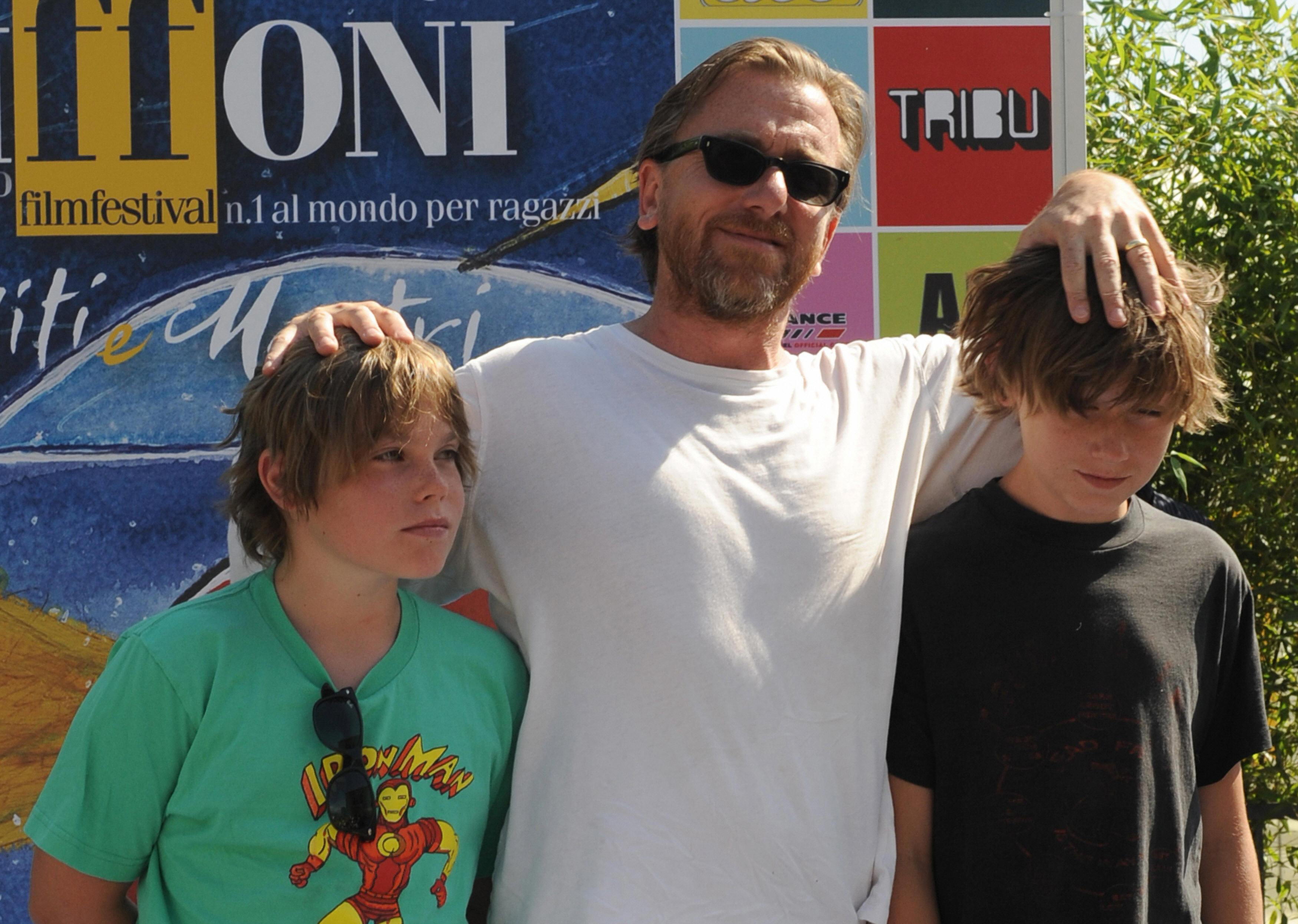 Tim Roth avec ses fils, Timothy et Cormac, au festival du film de Giffoni, le 19 juillet 2008, en Italie. | Source : Getty Images