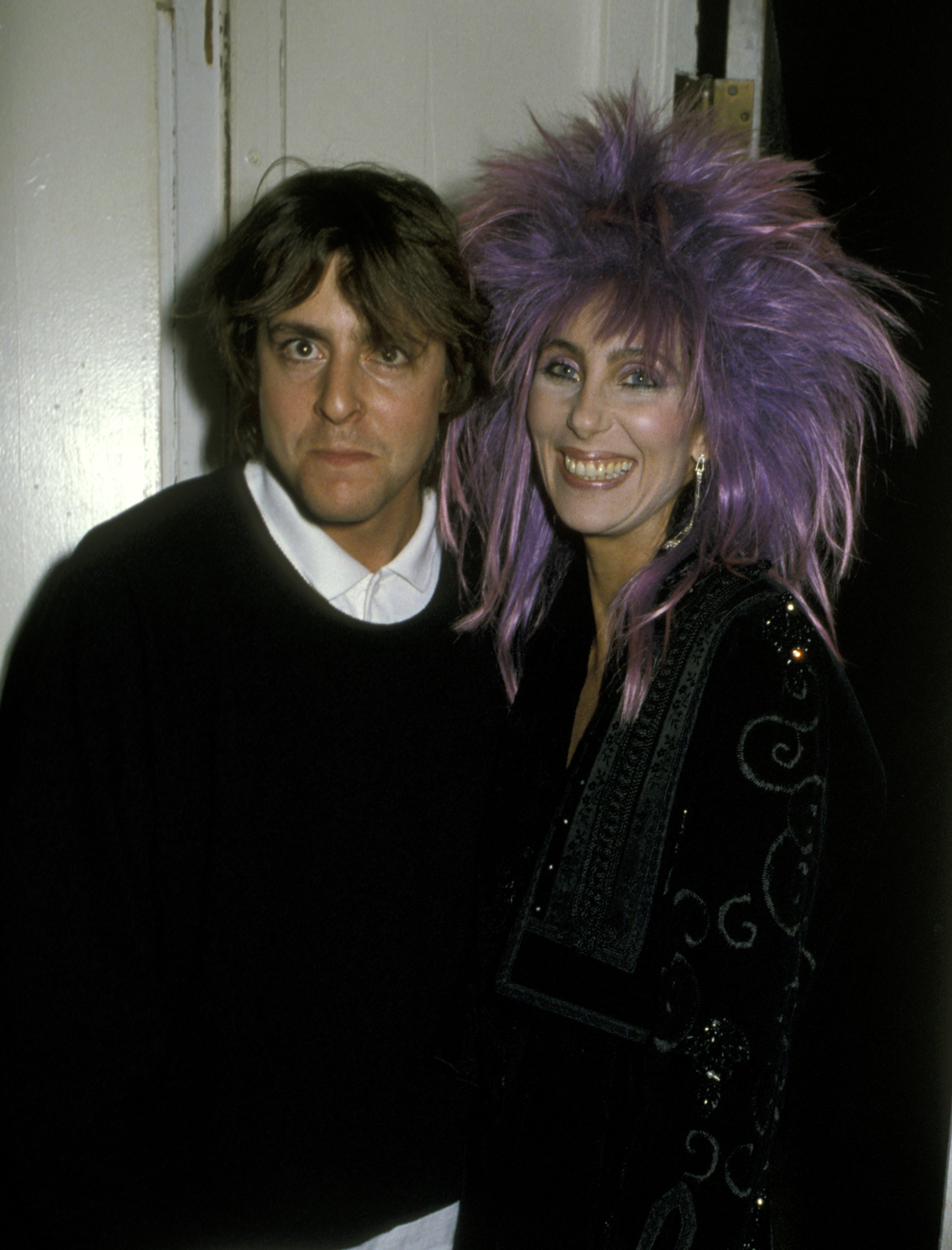 Il a fait une apparition mémorable sur le tapis rouge aux côtés de l'icône de la musique Cher lors de la première à Los Angeles, en 1985, du film « White Nights » ; l'acteur en pleine ascension a affiché une expression enjouée, les yeux écarquillés, à côté de la coiffure violette hérissée et saisissante de la superstar. | Source: Getty Images