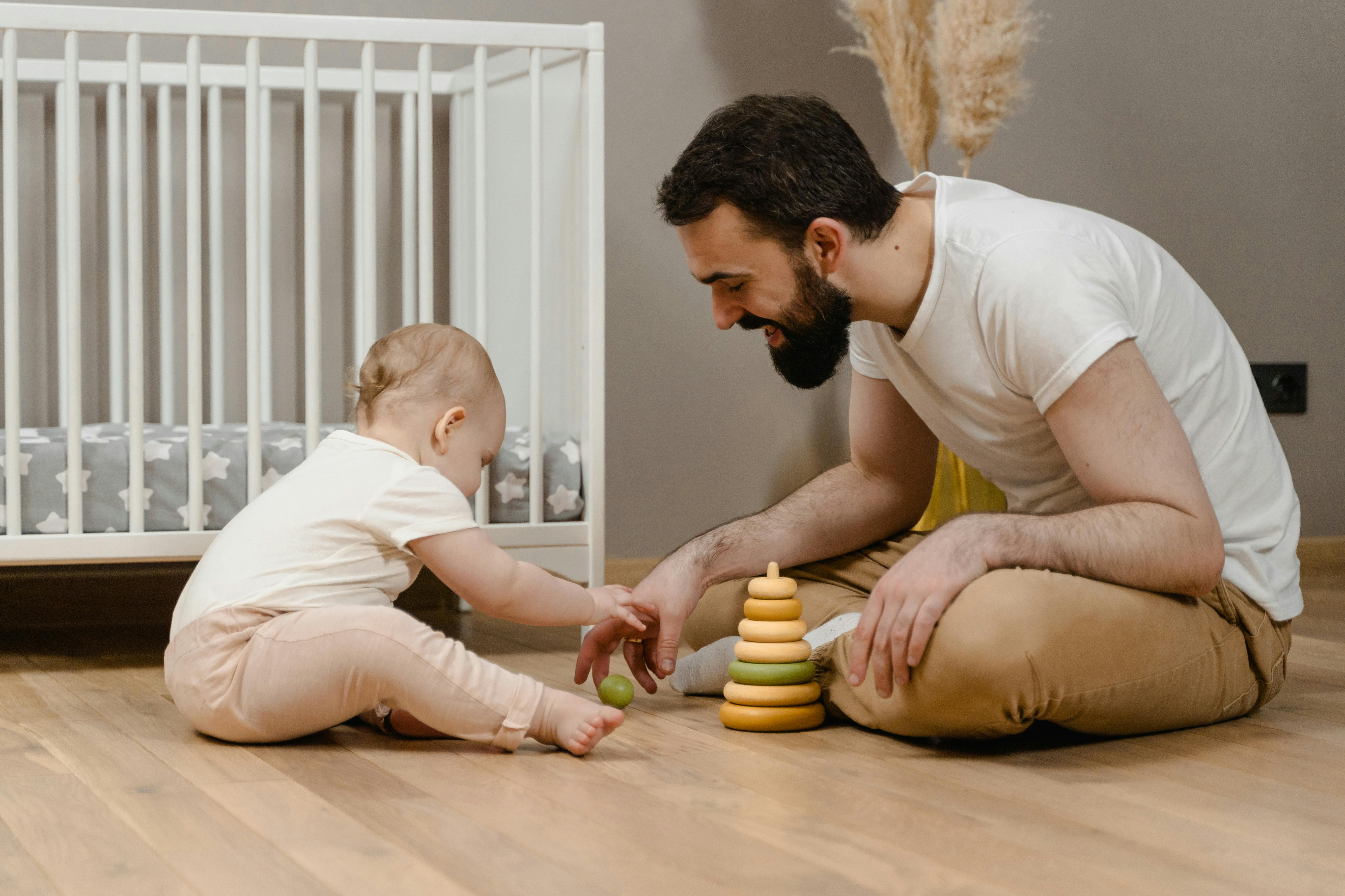 Un homme heureux jouant avec un bébé | Source : Pexels