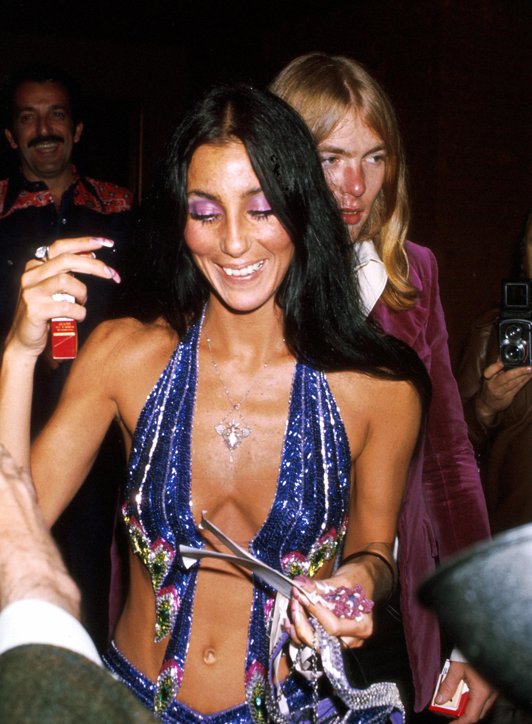 Cher et Gregg Allman à un événement en 1977. | Source : Getty Images