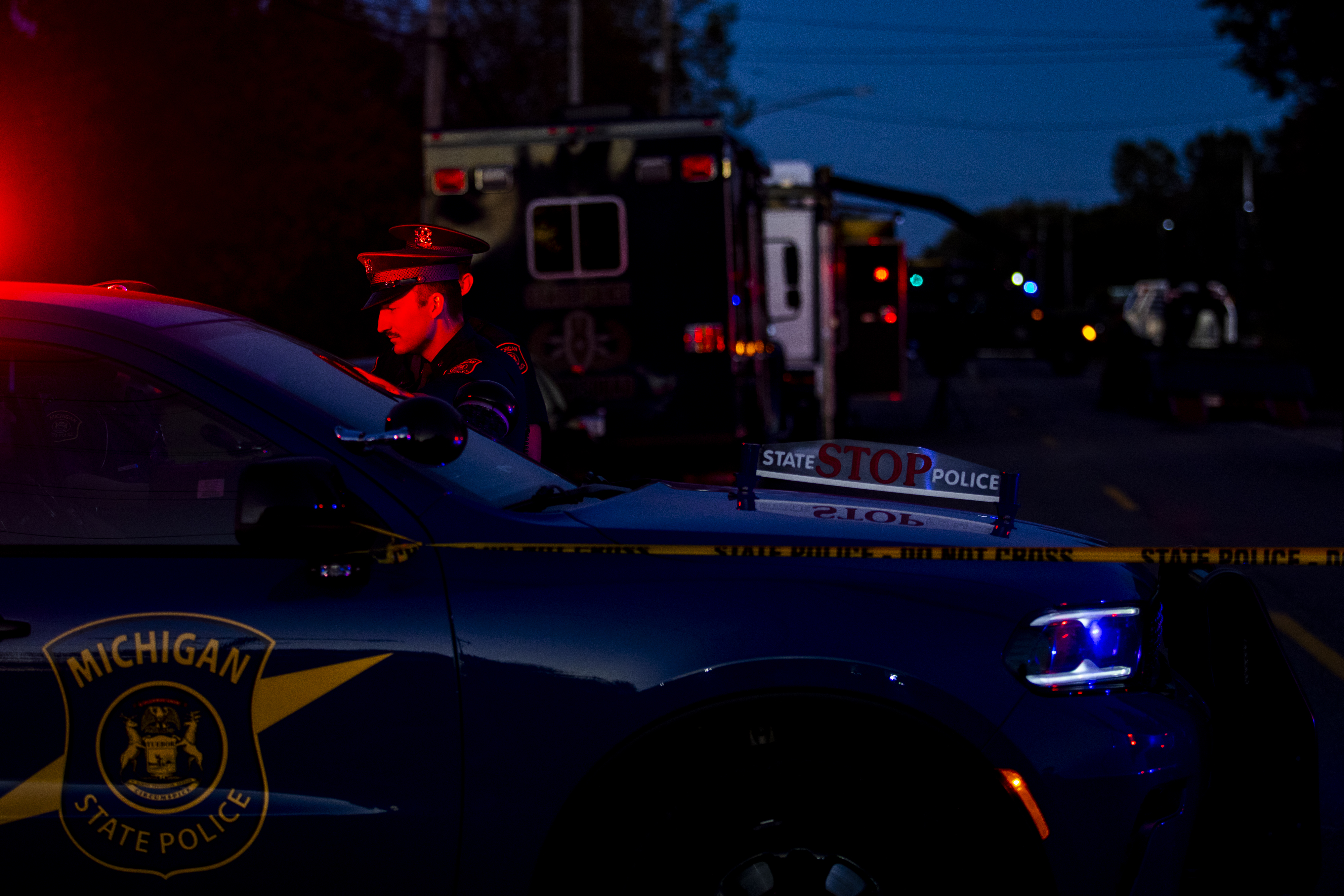 La police d'État patrouille dans la rue devant le domicile du suspect de la fusillade à Burton, dans le Michigan, le 28 septembre 2025 | Source : Getty Images