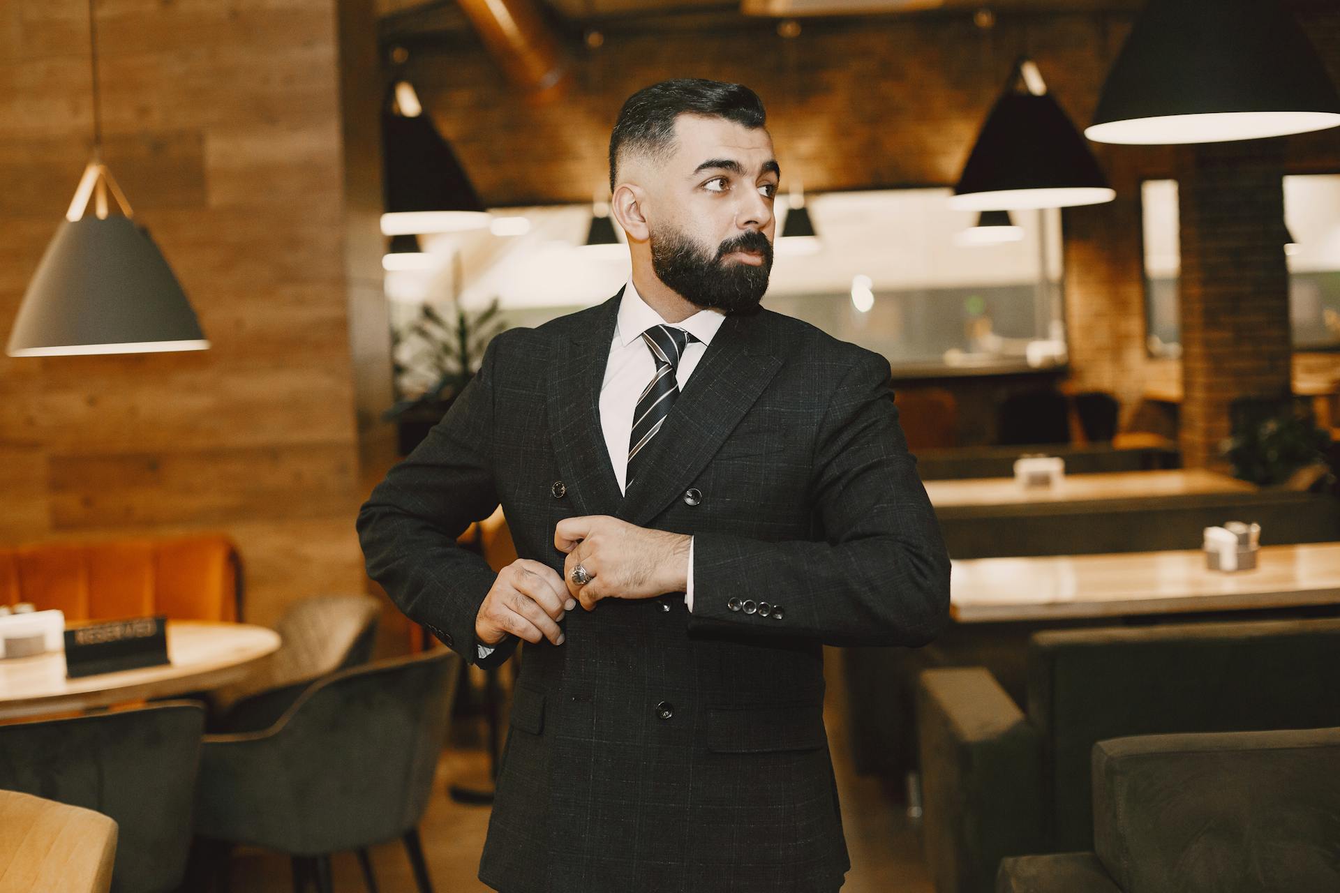 Un homme d'affaires en costume dans un restaurant | Source : Pexels