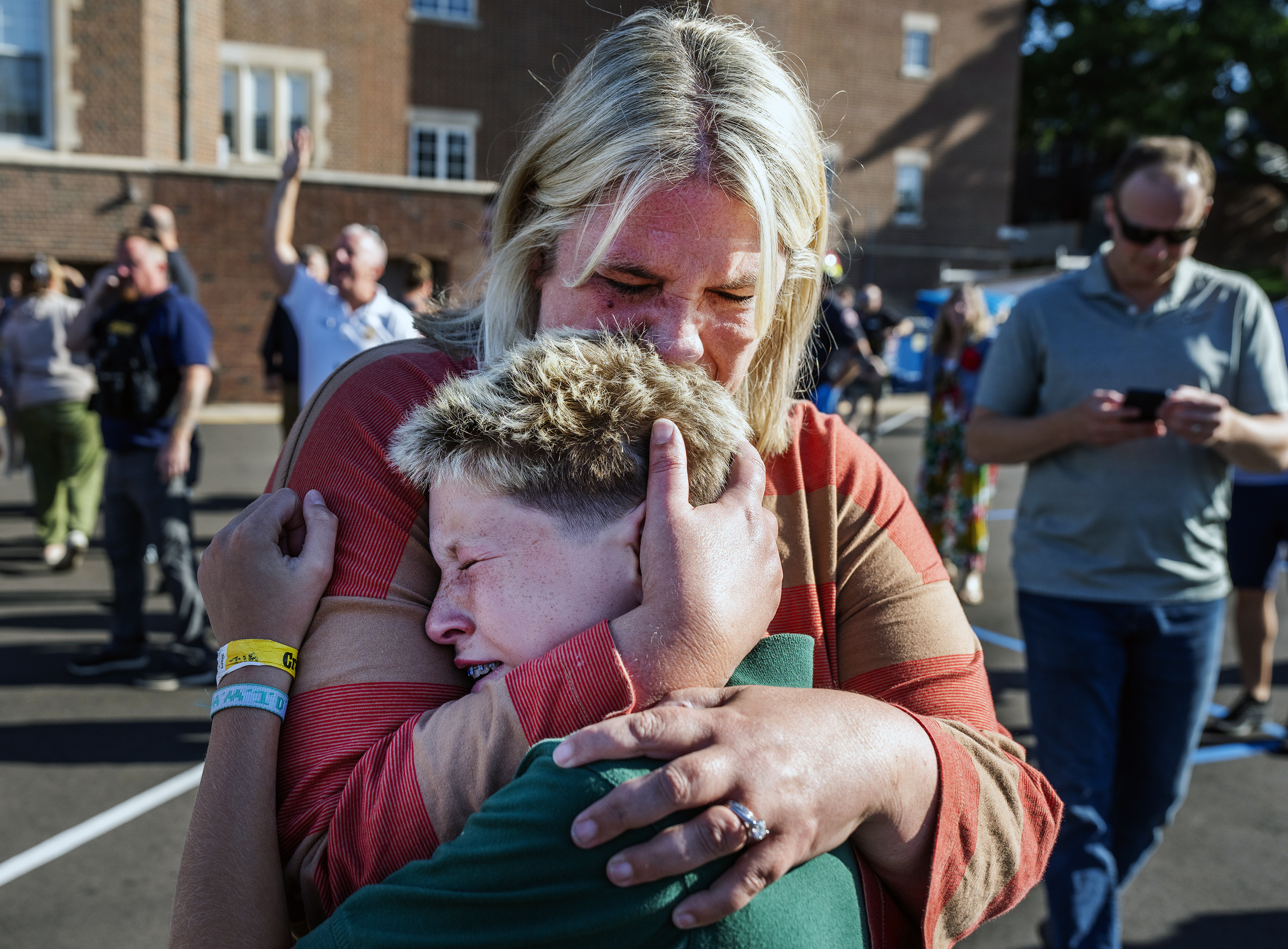 Une femme embrasse un enfant devant l'église Annunciation après la fusillade de Minneapolis le 27 août 2025 | Source : Getty Images
