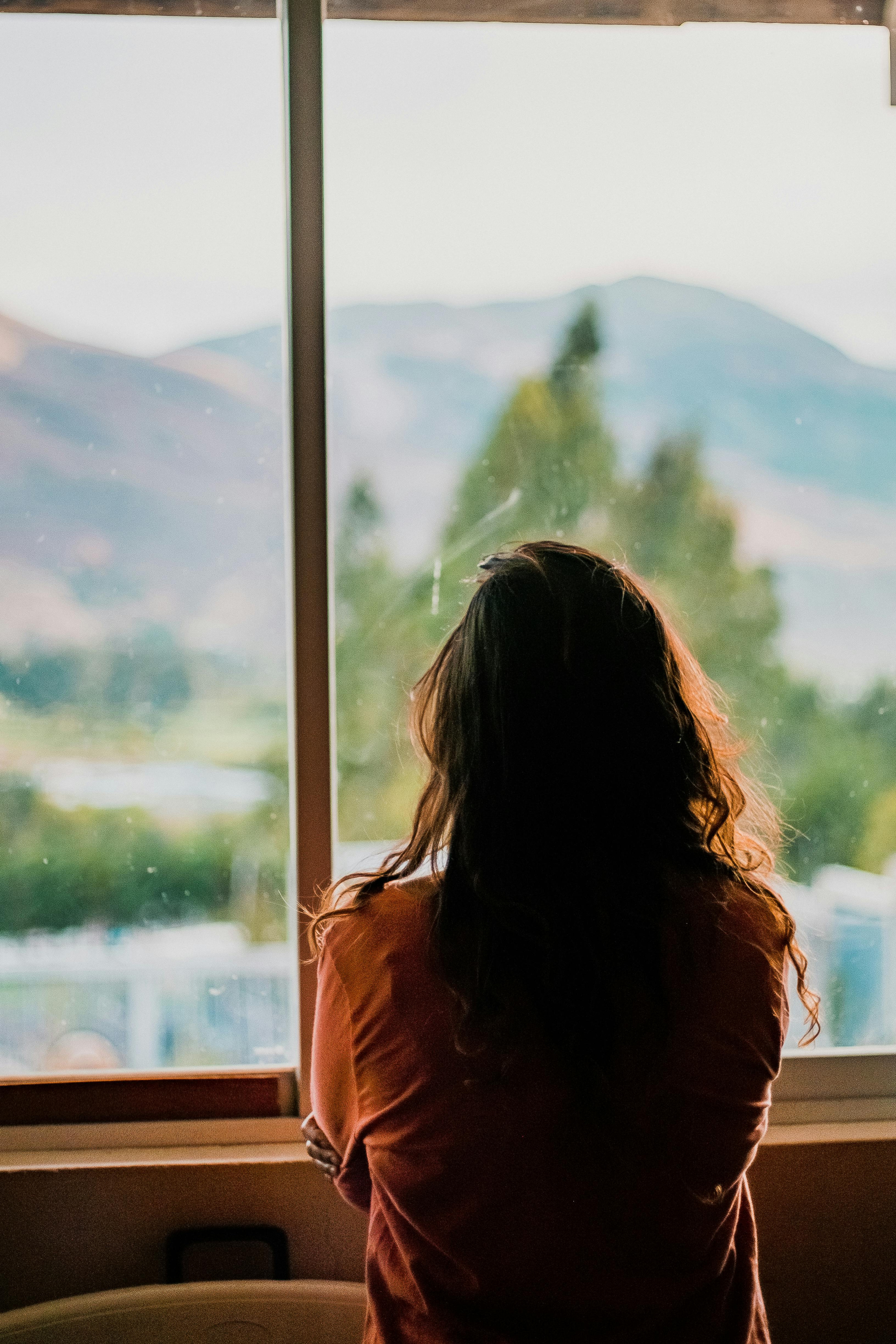 Une femme renfermée qui regarde dehors | Source : Pexels