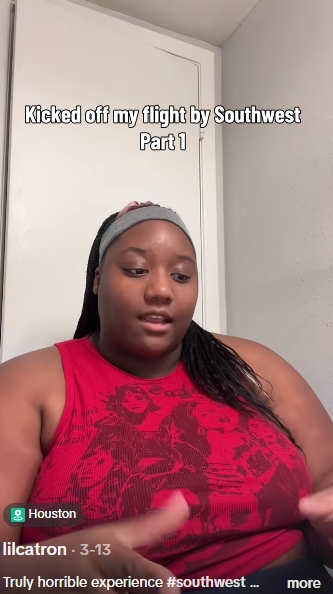 Catron, 24 ans, a déclaré qu'elle était en larmes après qu'on lui a dit qu'elle ne pouvait pas embarquer sur son vol de retour à Houston. | Source : TikTok/@lilcatron