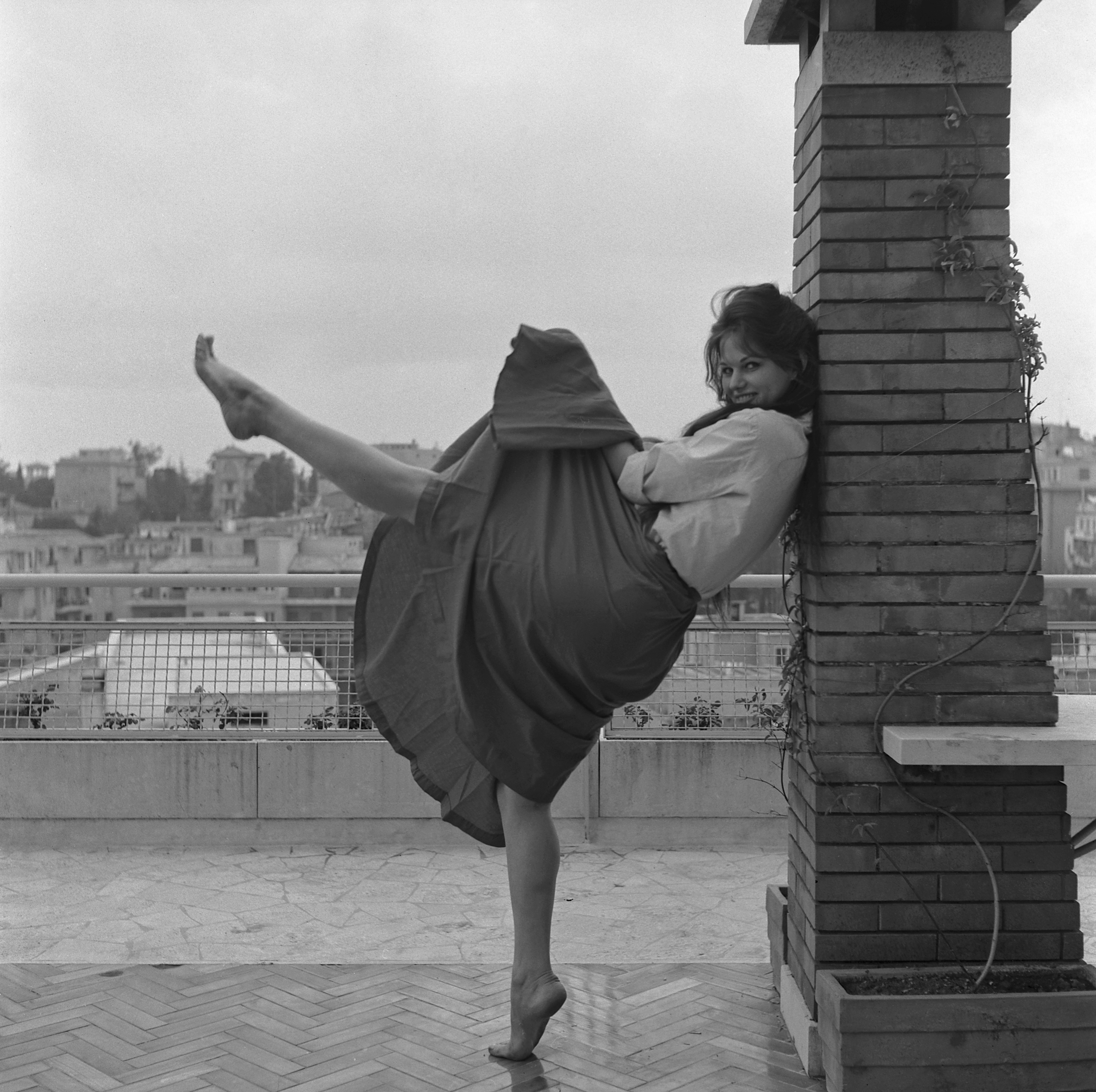 Claudia Cardinale photographiée en train de danser sur une terrasse à Rome, en Italie, le 1er janvier 1959. | Source : Getty Images