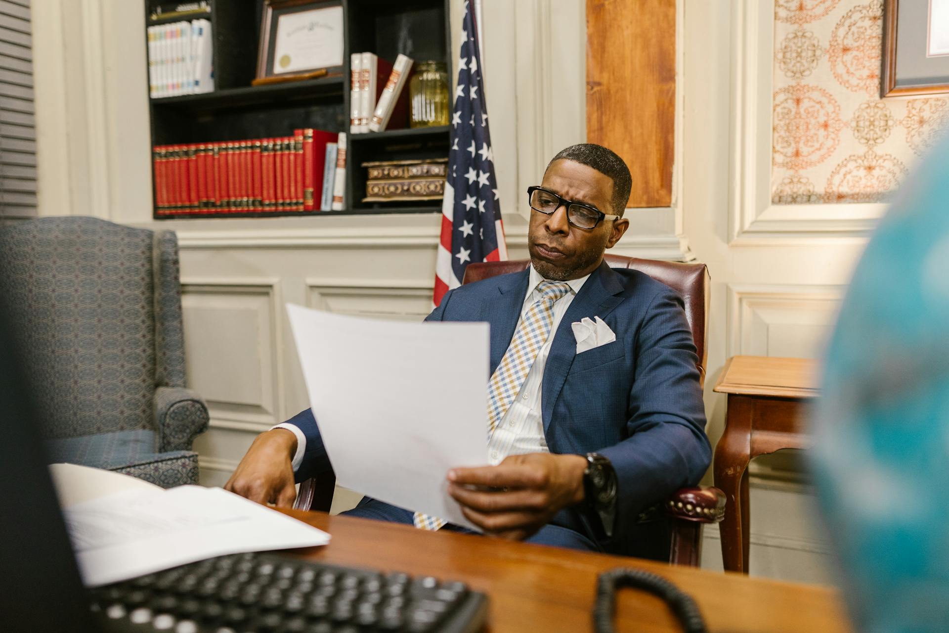 Un avocat dans son bureau | Source : Pexels