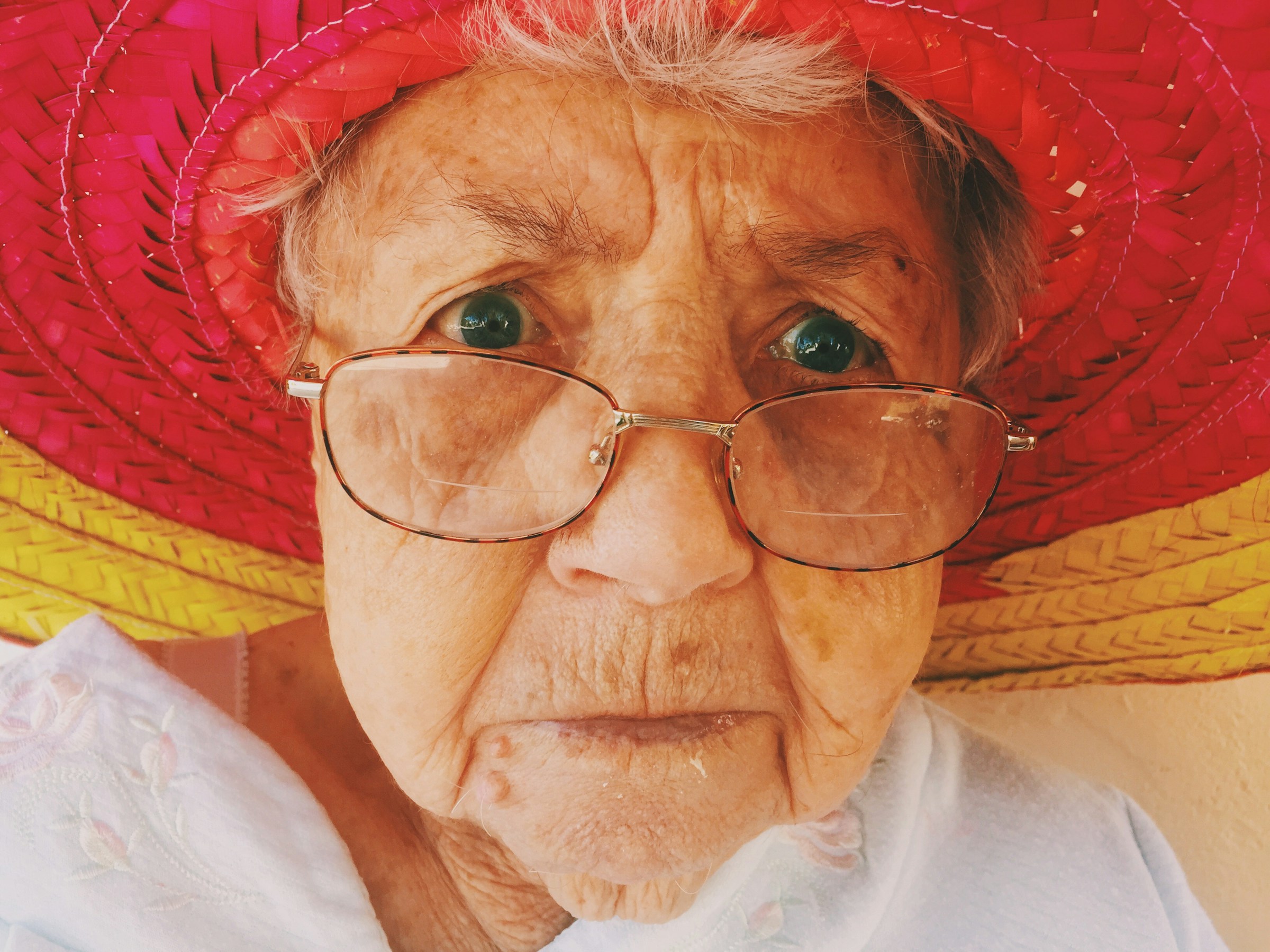 Une femme âgée avec des lunettes | Source : Unsplash