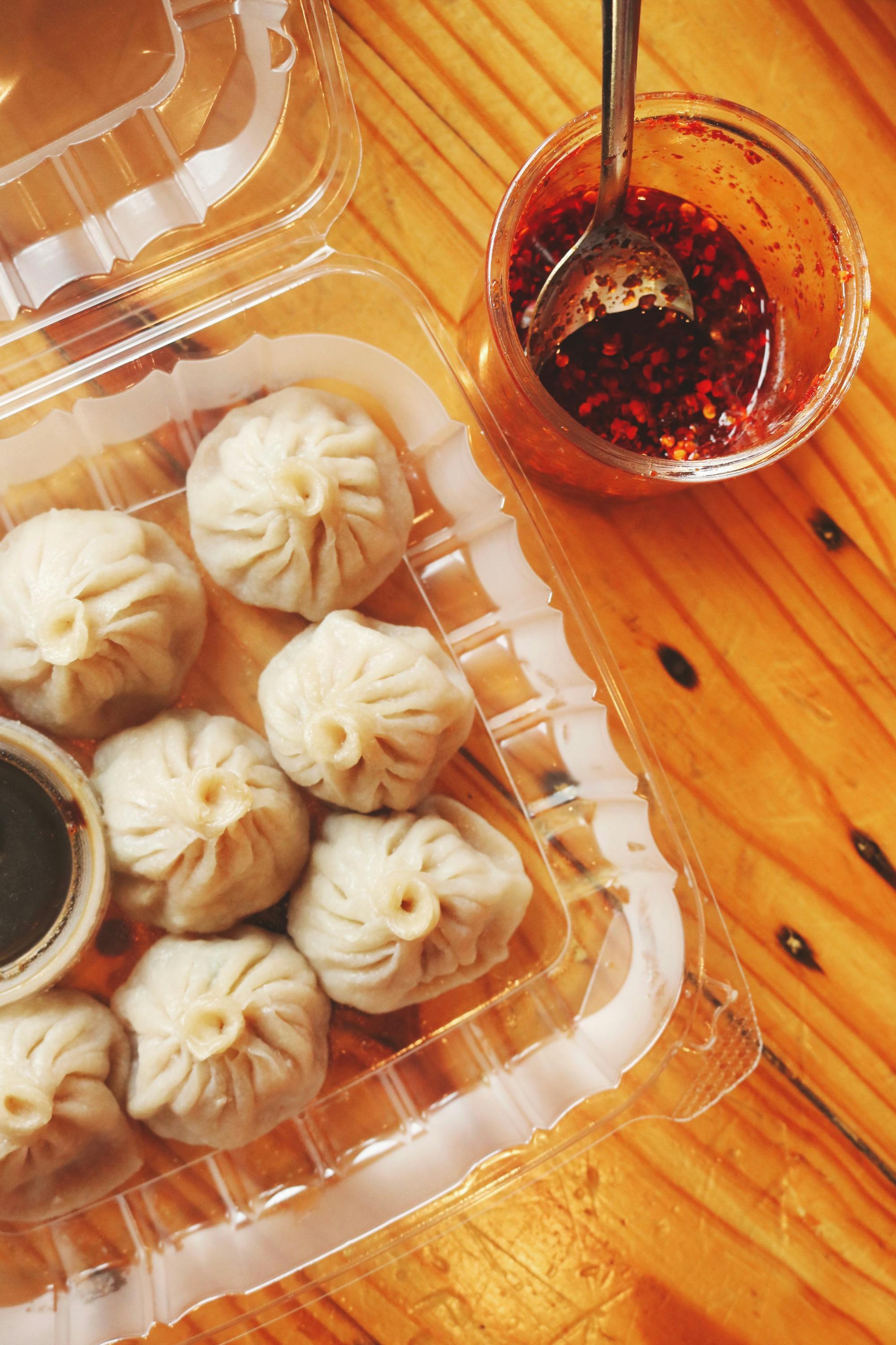 Un récipient de raviolis asiatiques | Source : Pexels